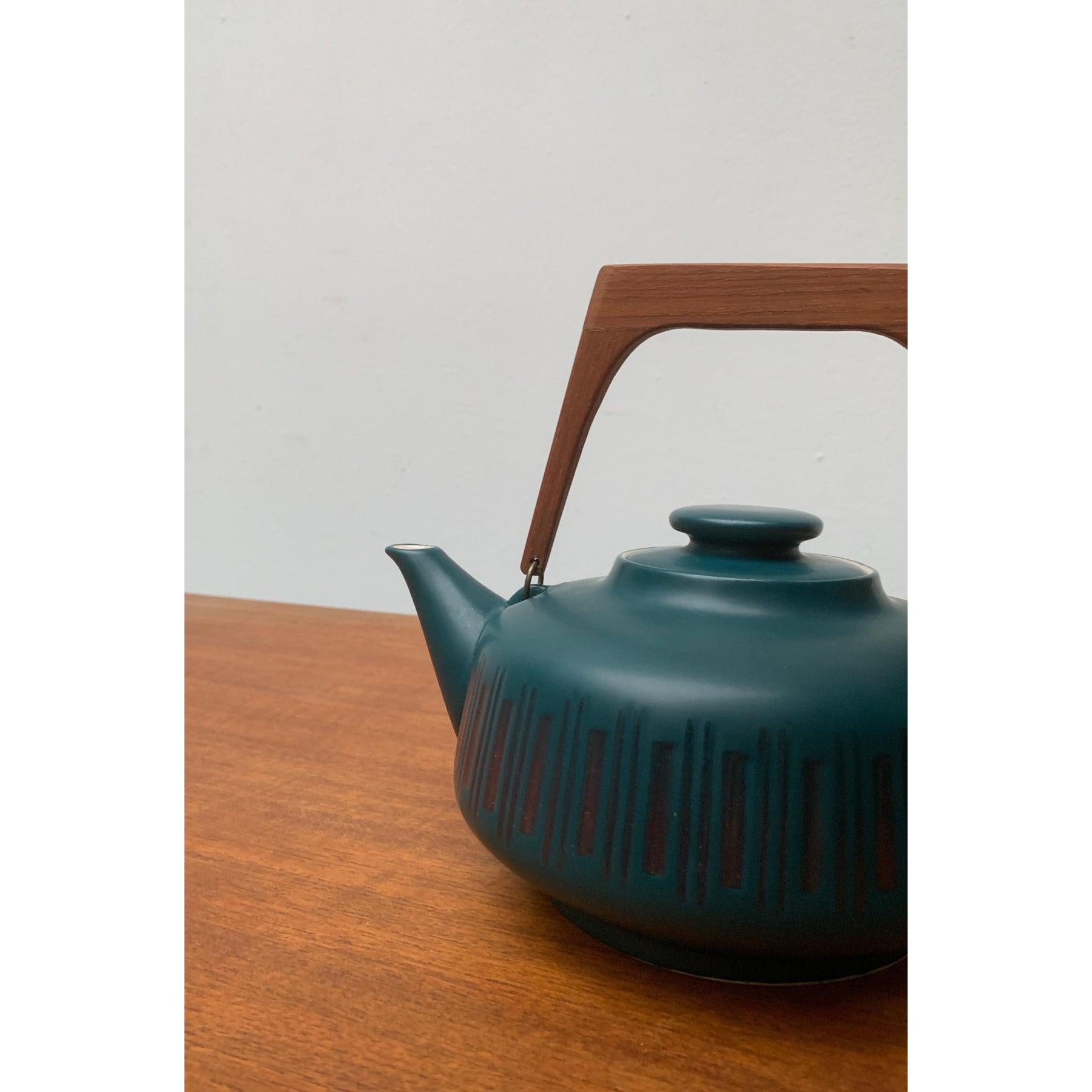 Métal Théière allemande vintage avec poignée en teck en vente