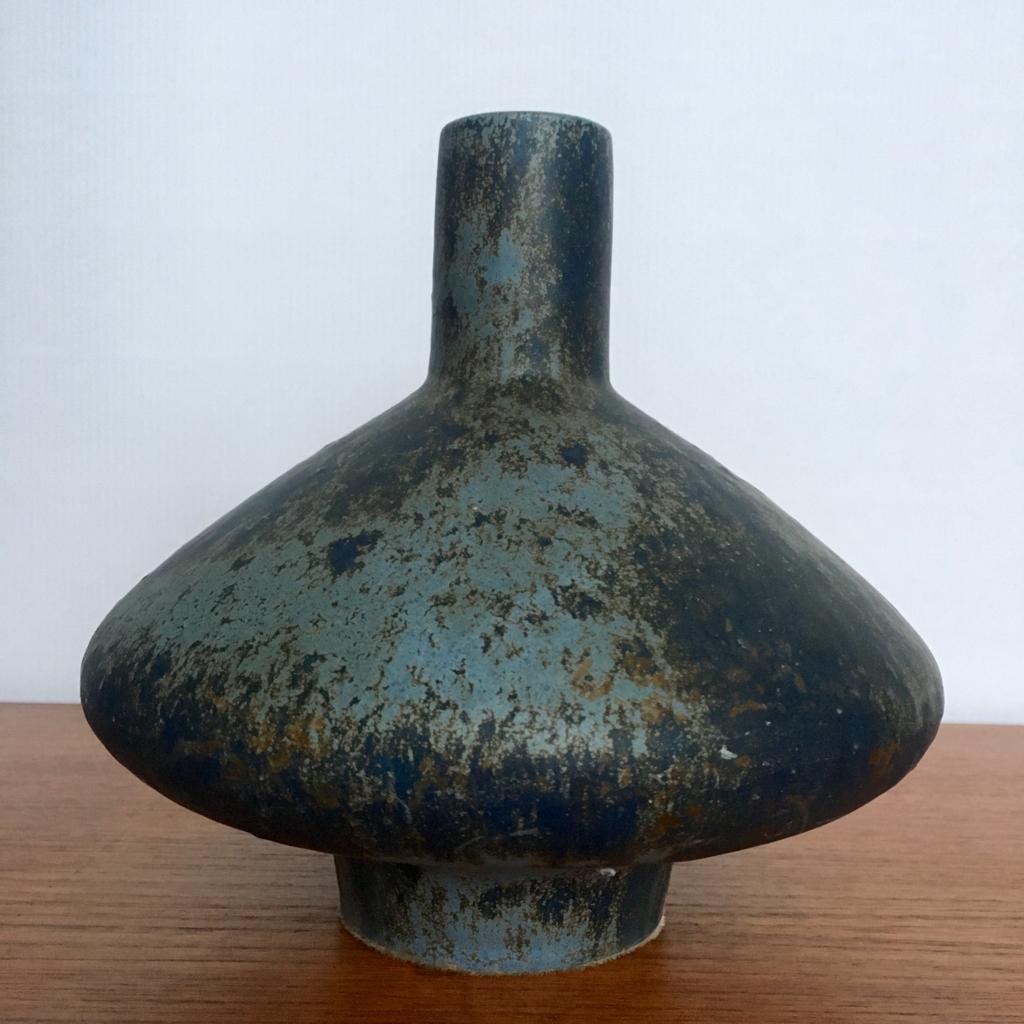 - unusual form
- matt ceramics
- blue colours palette
- soft bottom.
 