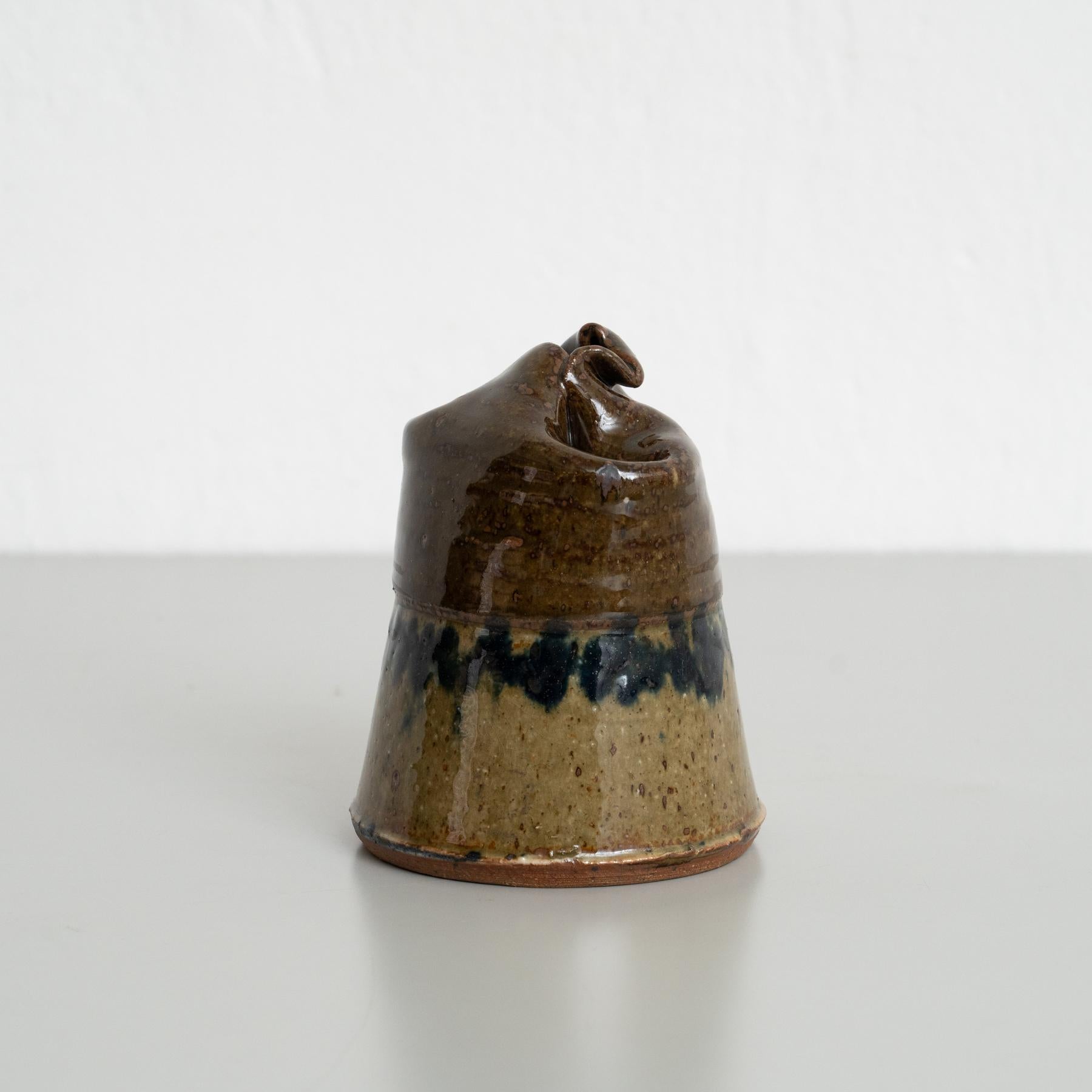Questo squisito vaso in ceramica, realizzato in Germania nel 1974, è un notevole esempio di arte ceramica europea della metà del XX secolo. Creato da un artista sconosciuto ma altamente qualificato, il pezzo presenta un design unico e