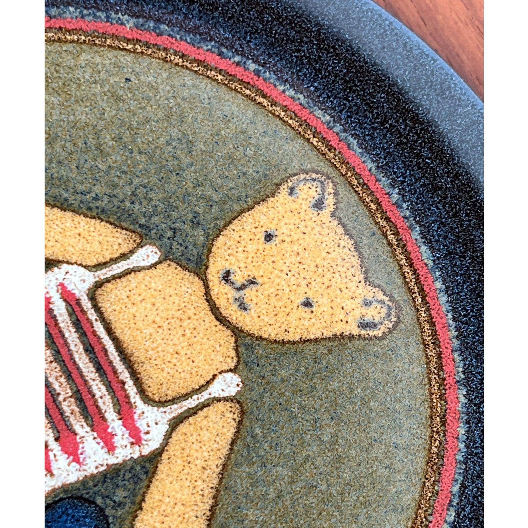 Vintage German Ceramic Wall Plate mit Teddybär-Design von KMK Keramik Manufaktur Kupfermühle, 1970er Jahre, in sehr gutem Zustand. Entworfen 1970 bis 1979 Dieses Stück hat eine Zuordnungsmarke.

Zusätzliche Informationen:
MATERIALIEN: Keramik
Farbe: