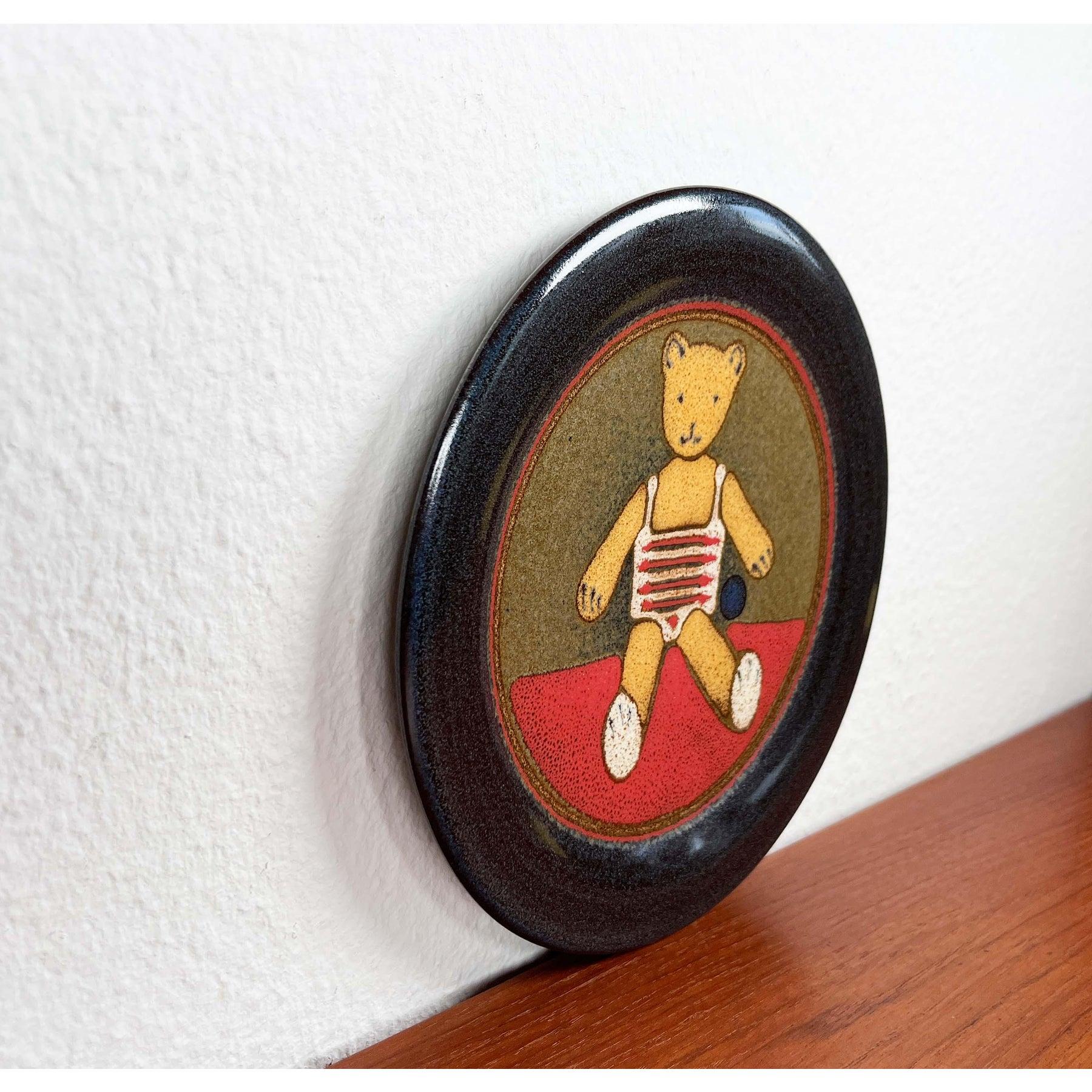 Vintage-Wandteller aus deutscher Keramik mit Teddybär-Design, 1970er Jahre (20. Jahrhundert) im Angebot