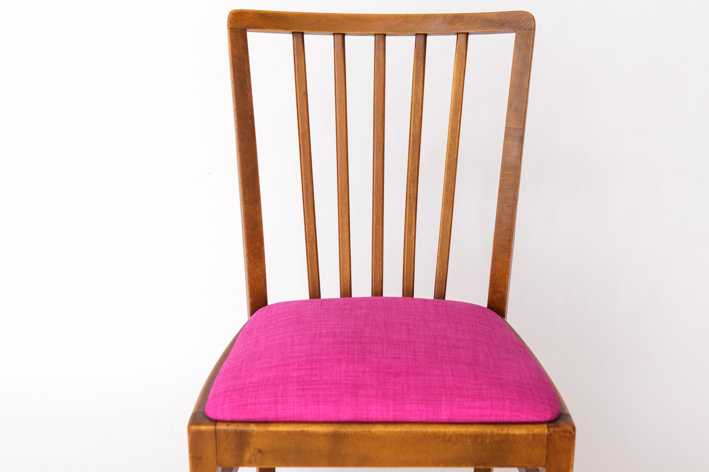 Vintage Wooden Chair – Germany, 1950s–1960s – Magenta Upholstery
Manufacturer: Unknown
Origin: Germany

A beautifully preserved vintage chair from the 1950s–1960s, showcasing classic mid-century German craftsmanship.
Made from solid beech wood, this