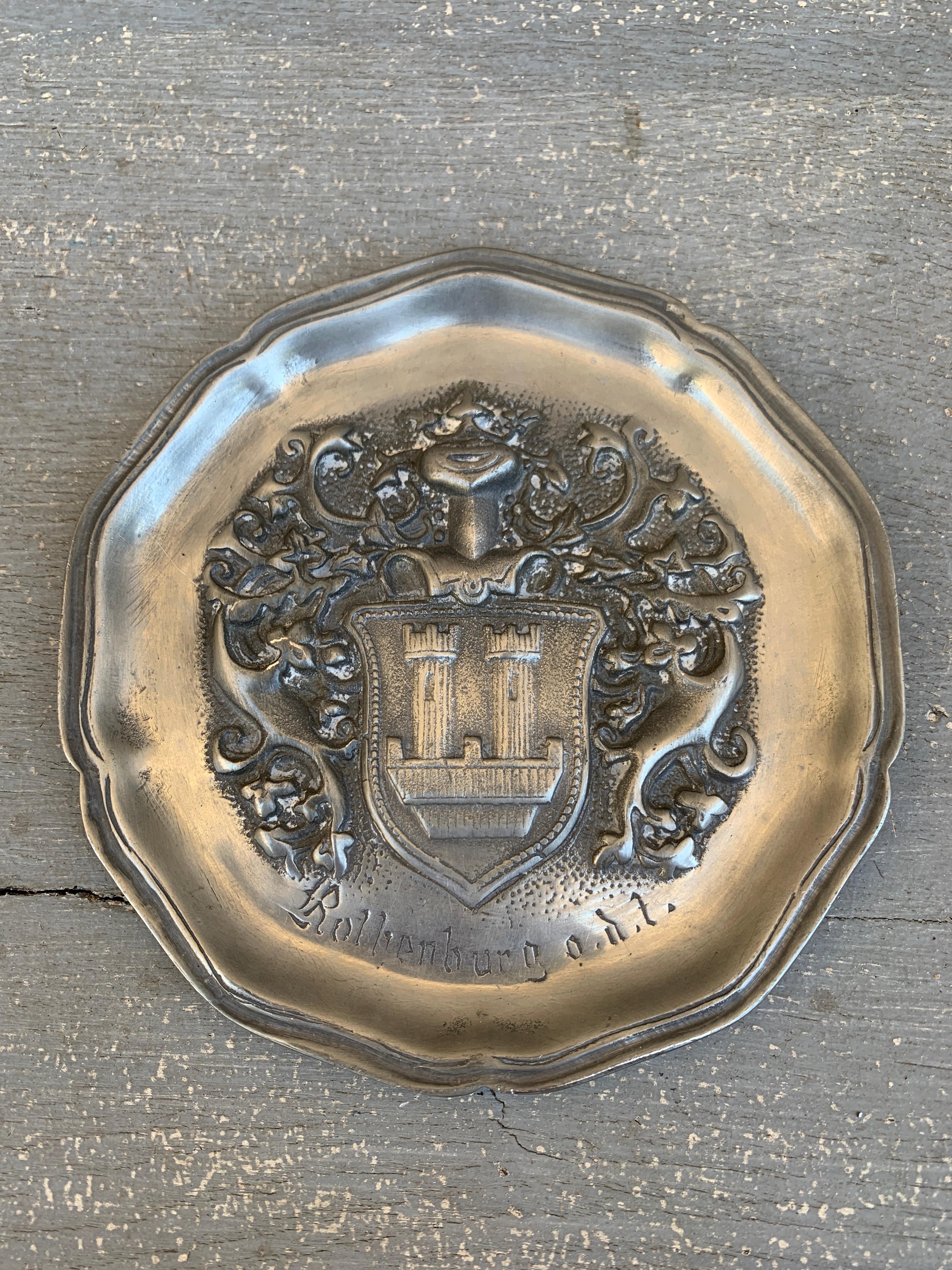 Schöner Wandteller aus Zinn mit heraldischem Wappen, einer Burg und einem Ritter

Von J. Metten

Deutschland, Mitte des 20. Jahrhunderts

Maße: 5 