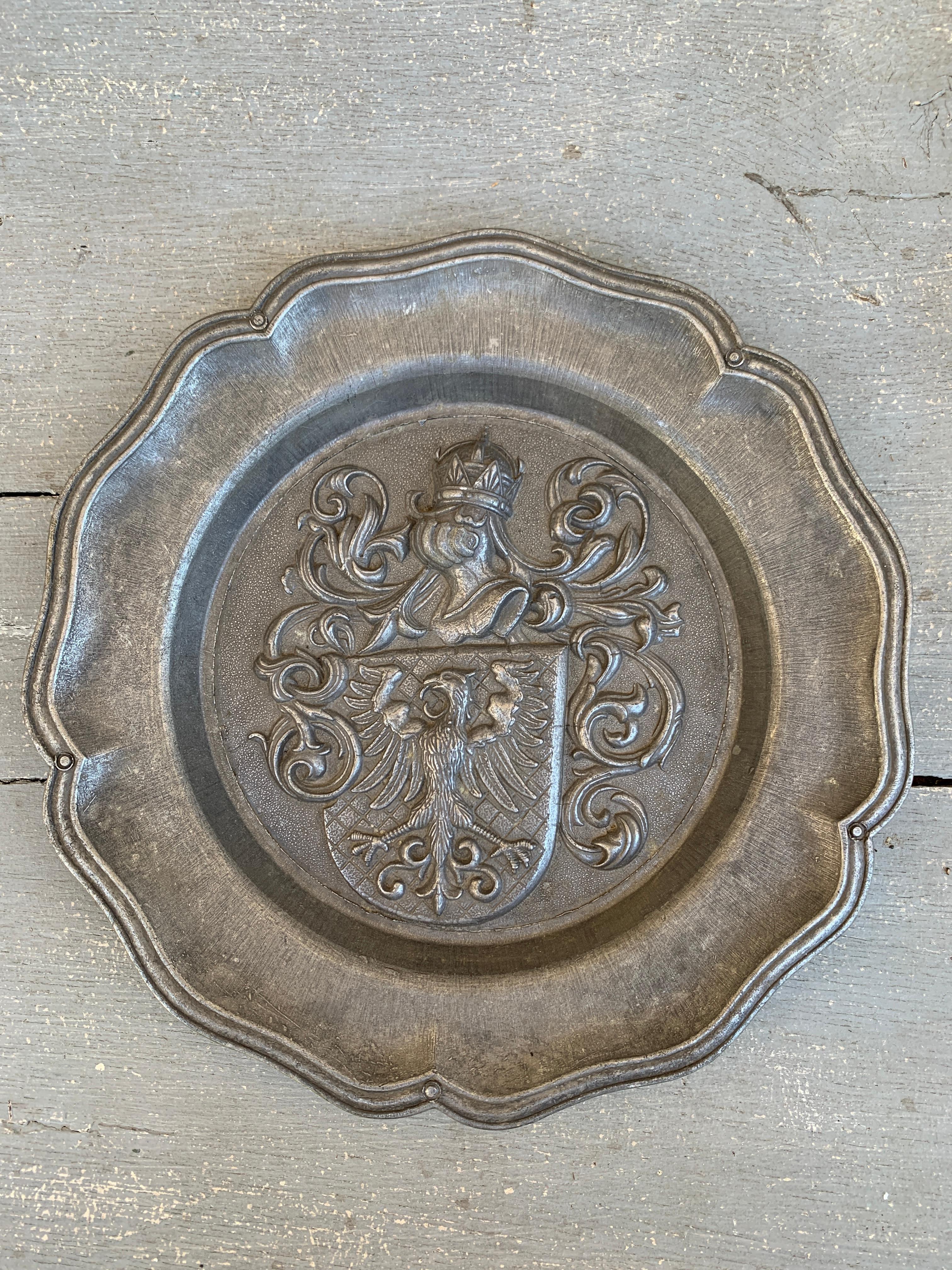 Schöner Wandteller aus Zinn mit einem heraldischen Wappen mit einem Ritter und einem Adler auf einem Schild

Deutschland, Mitte des 20. Jahrhunderts

Maße: 8,75 