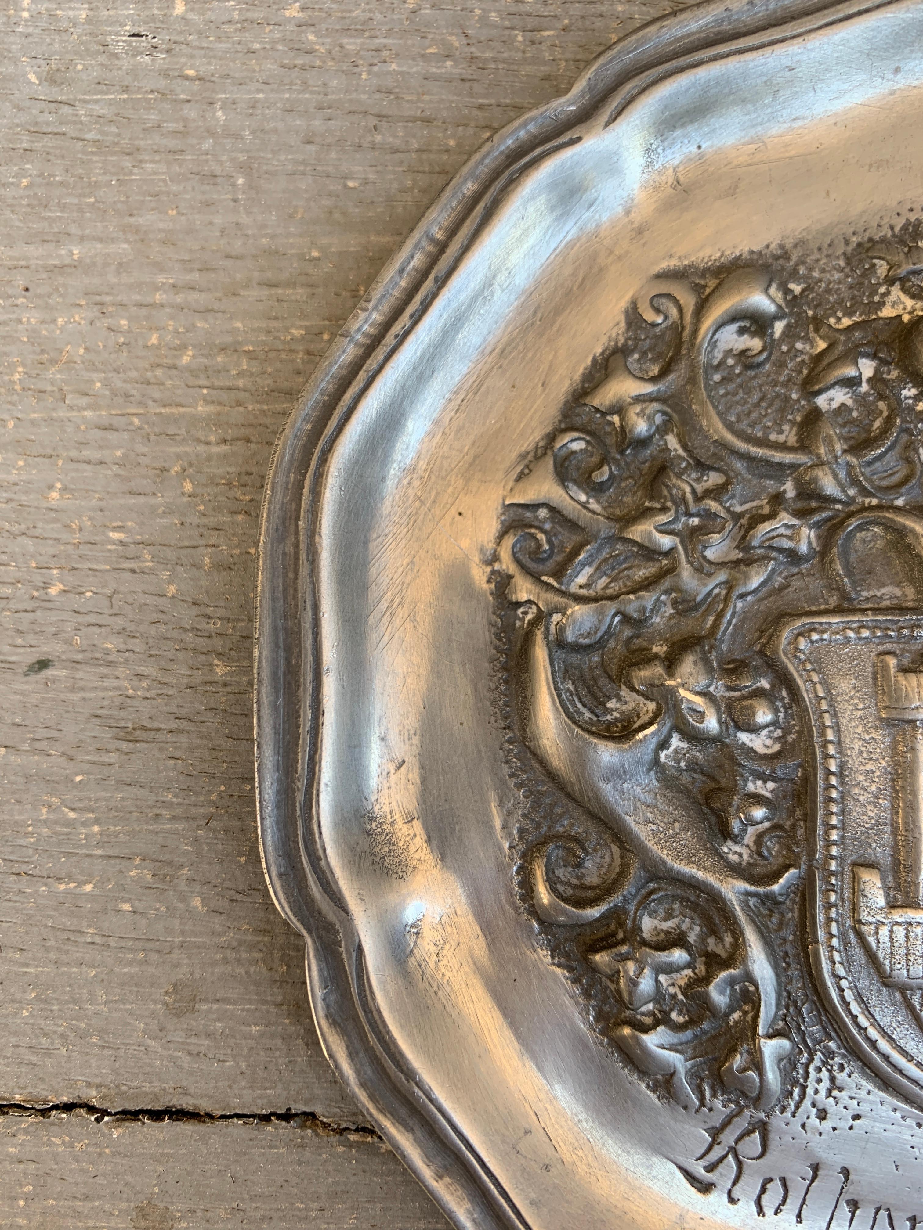 Vintage Deutsch Wappen Heraldik Zinn Wandteller (Rustikal) im Angebot