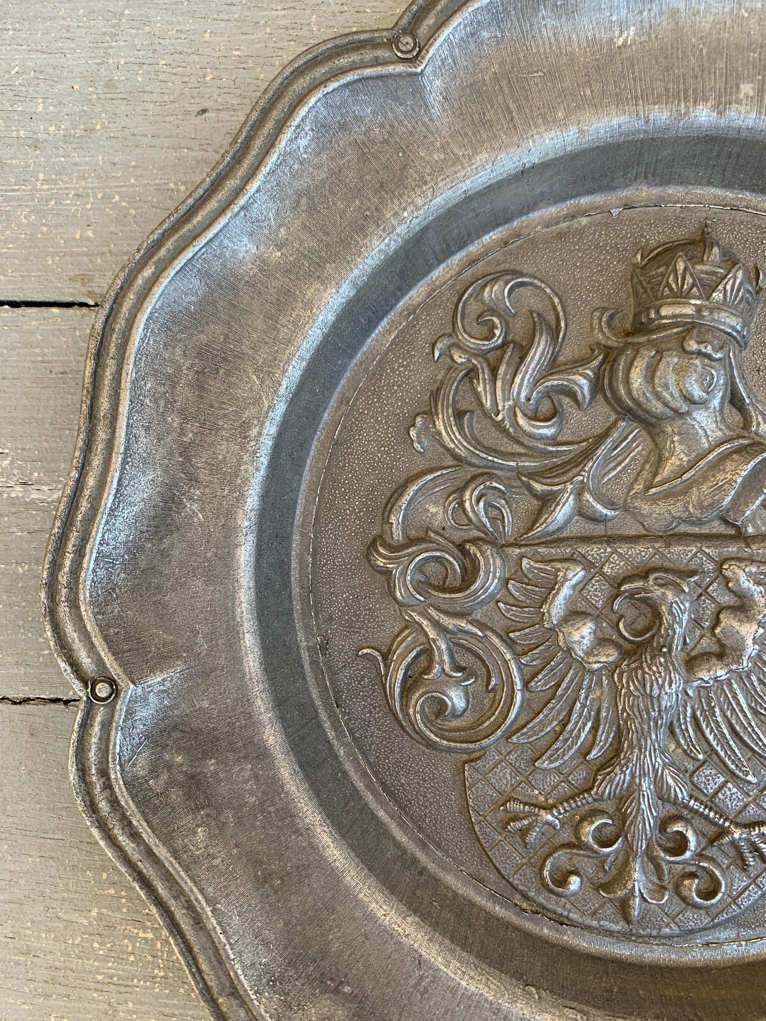 Vintage Deutsch Wappen Heraldik Zinn Wandteller (Rustikal) im Angebot