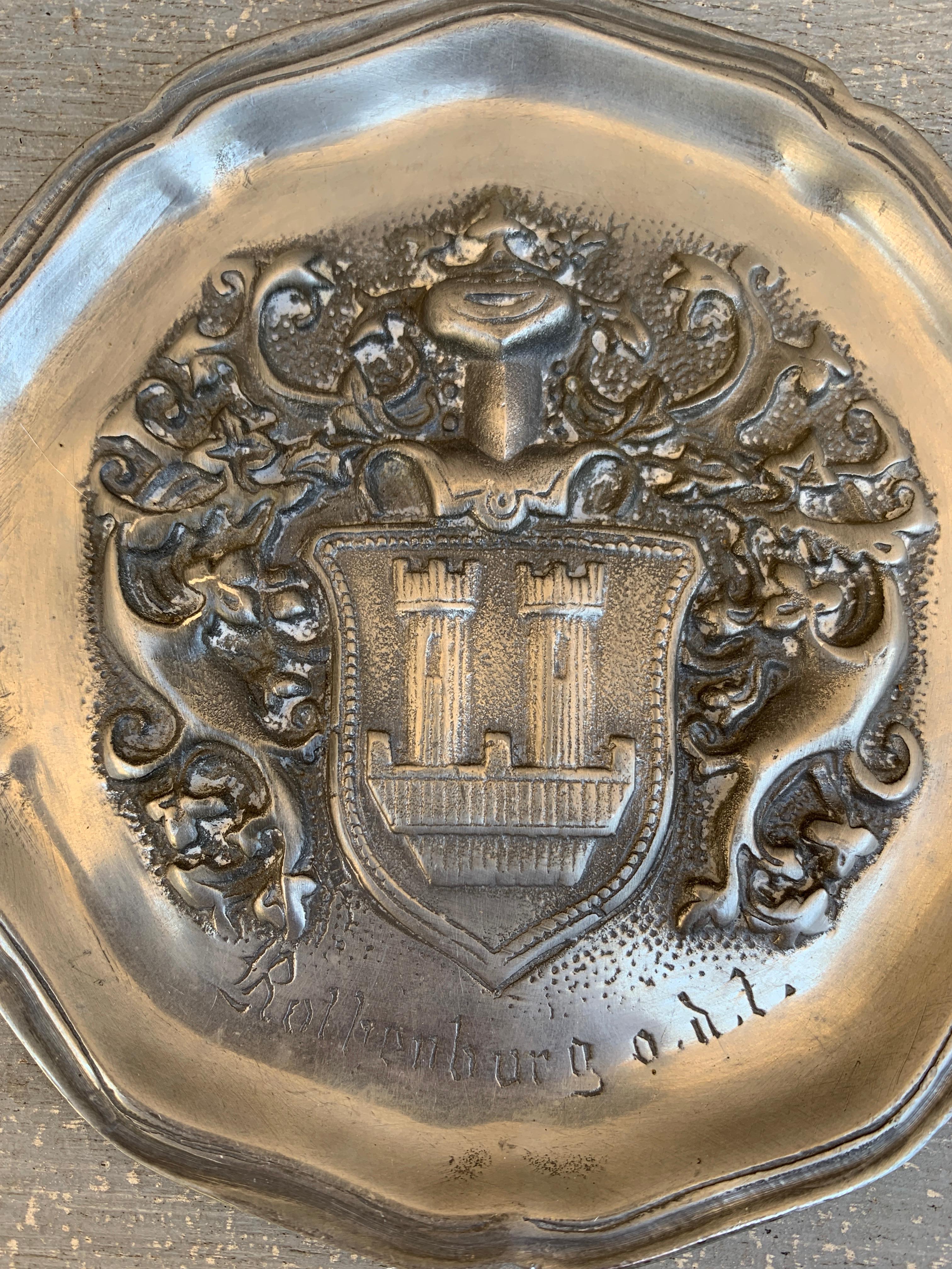 Vintage Deutsch Wappen Heraldik Zinn Wandteller im Zustand „Gut“ im Angebot in Elkhart, IN
