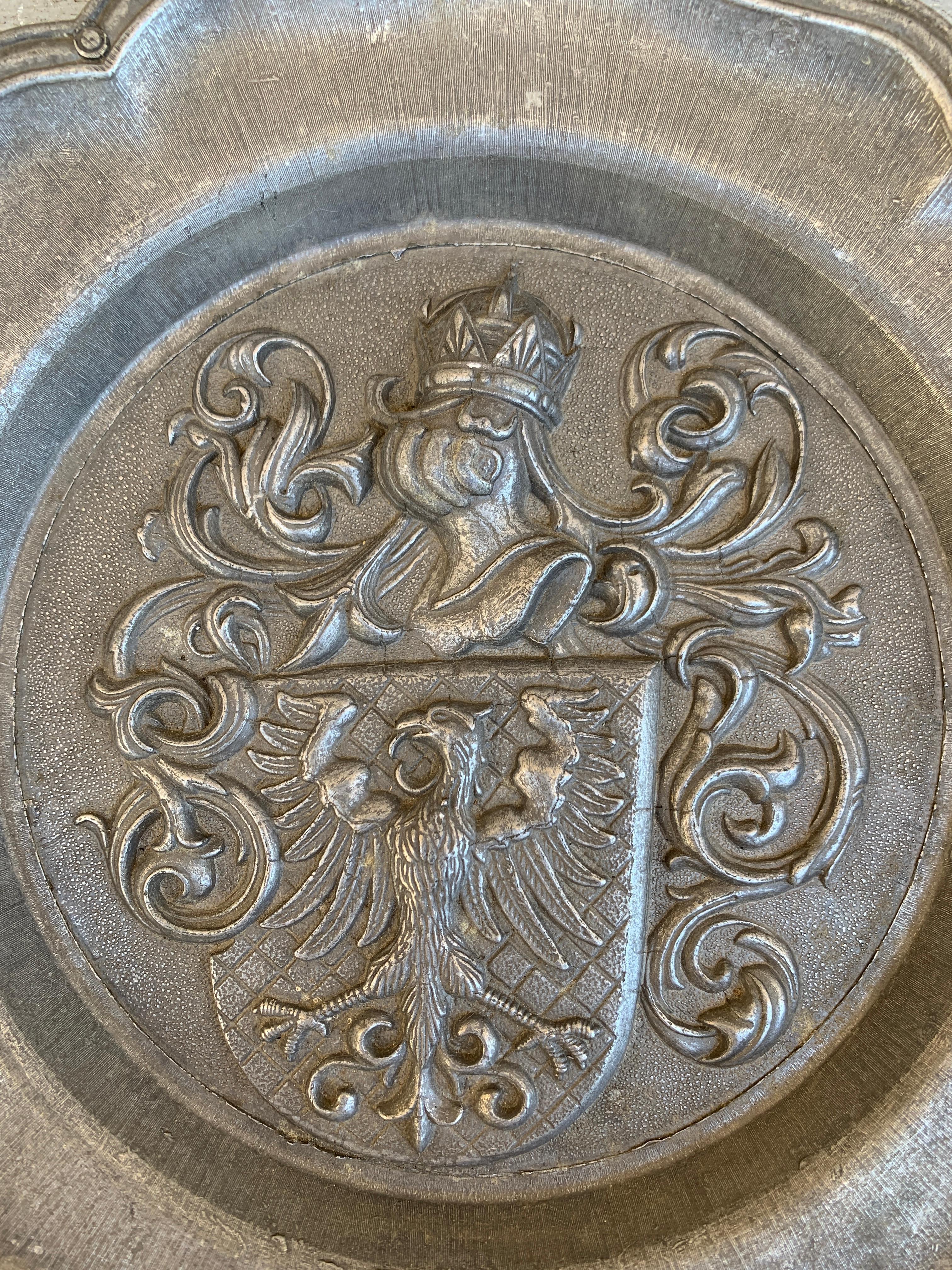 Vintage Deutsch Wappen Heraldik Zinn Wandteller im Zustand „Gut“ im Angebot in Elkhart, IN