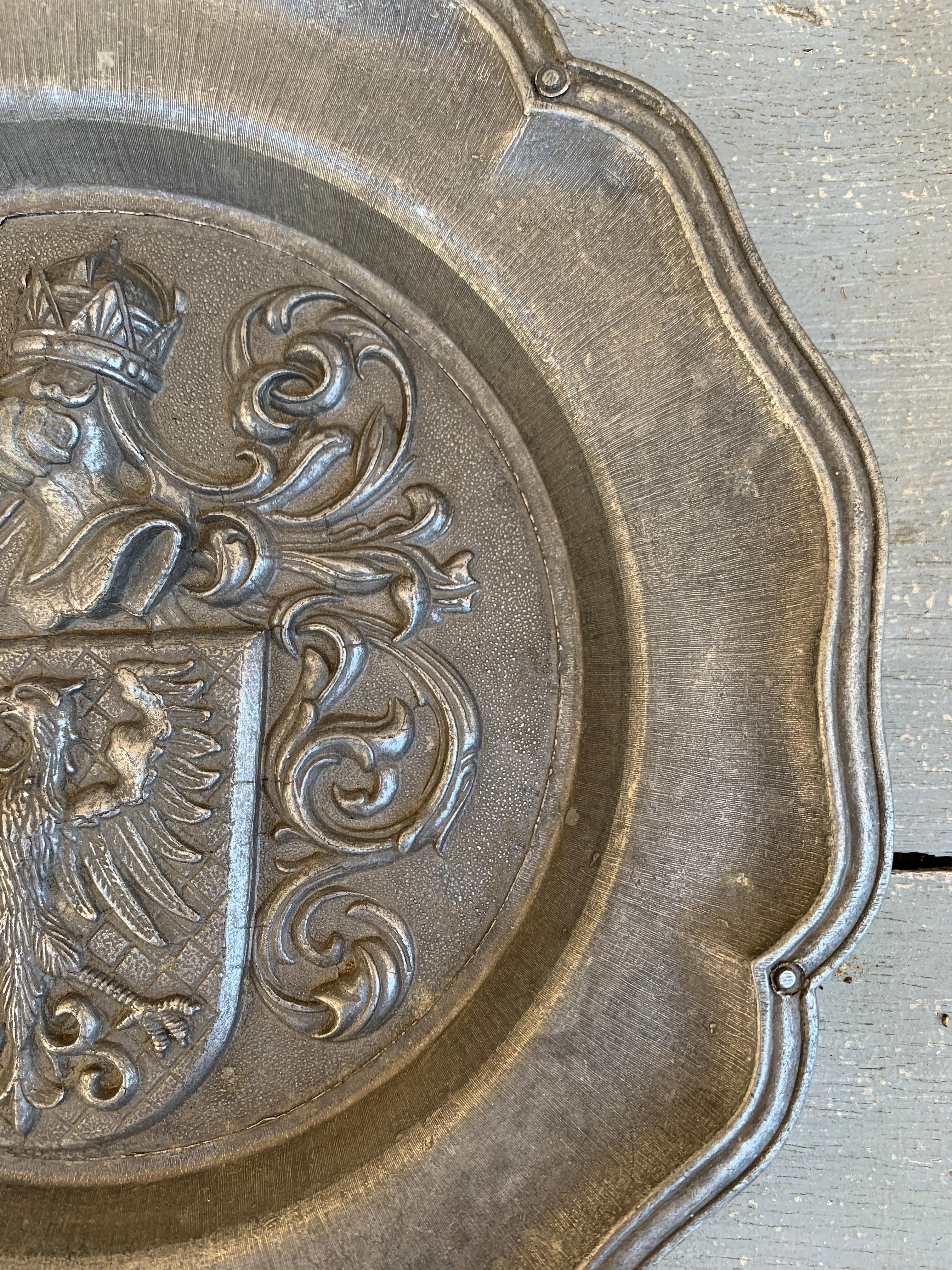 Vintage Deutsch Wappen Heraldik Zinn Wandteller (20. Jahrhundert) im Angebot