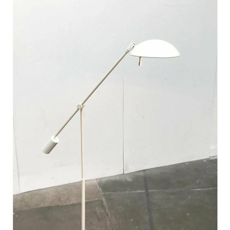 Elegante lámpara de pie de Cosack.

Lámpara de pie minimalista de contrapeso. El color uniforme refuerza la sencilla elegancia de este diseño. La lámpara tiene diferentes articulaciones y opciones de ajuste. Todo es posible, desde la luz de lectura