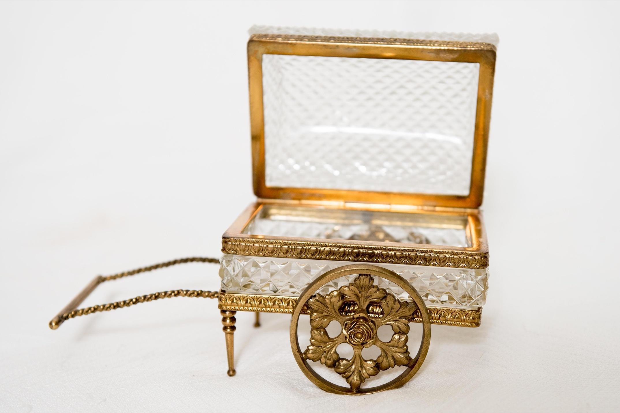 Néoclassique Panier à bijoux en cristal et bronze d'origine allemande en vente