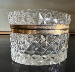 Caja ovalada vintage de cristal tallado alemán y latón