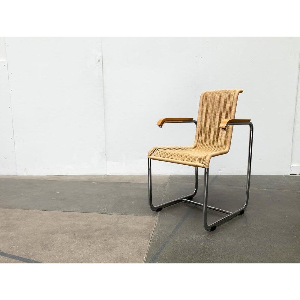 Chaise luge classique en tube d'acier avec accoudoirs du célèbre fabricant Tecta.

Un projet simple et intemporel datant de 1979. Le tube du cadre se termine dans le dossier en haut et se déplace dans les accoudoirs à l'autre extrémité. Grâce à la