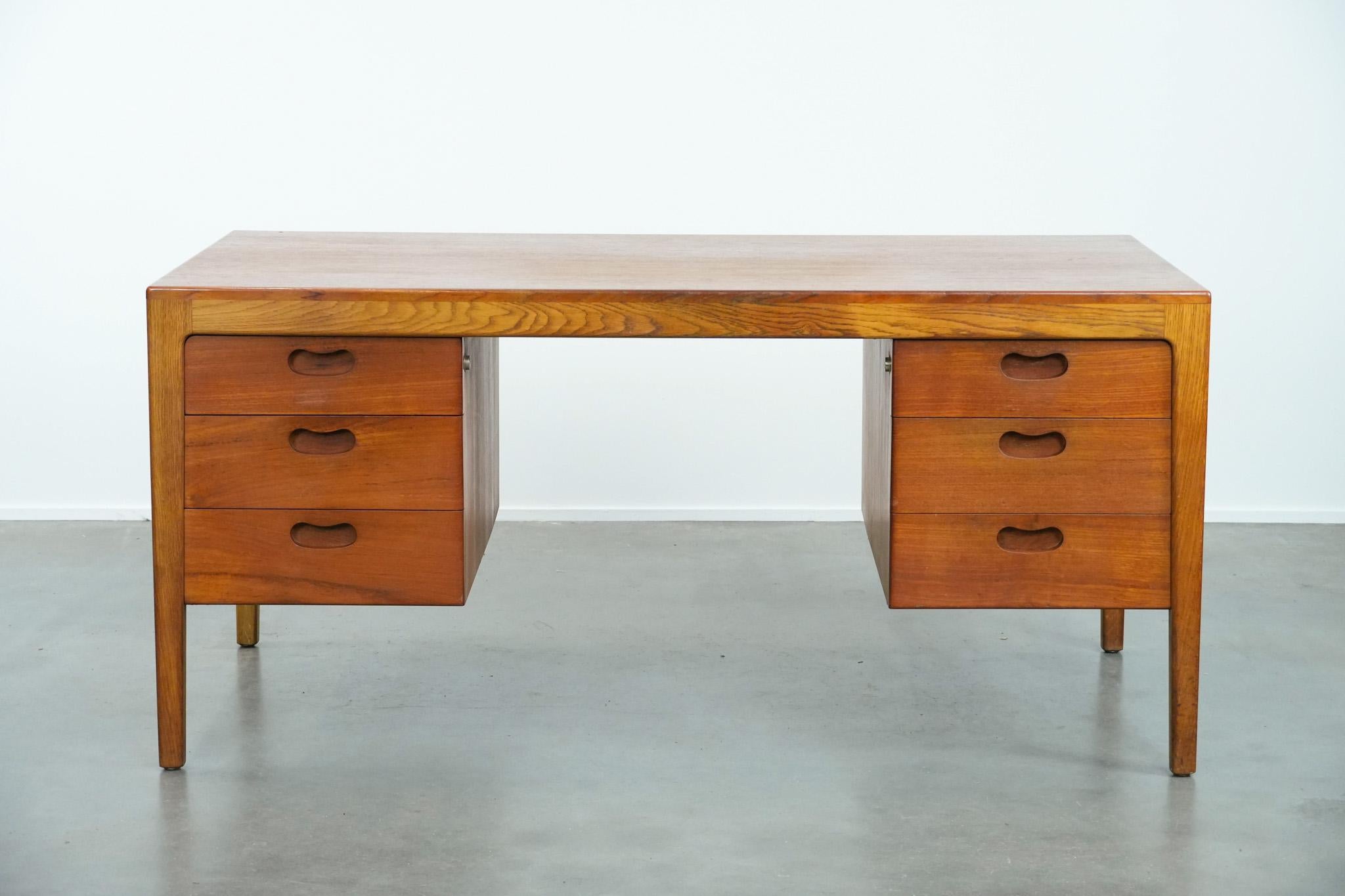 Questa bellissima scrivania di design tedesco degli anni '60 è stata progettata da Hartmut Lohmeyer per Wilkhahn. Dispone di sei cassetti che offrono un ampio spazio per riporre tutti i tuoi oggetti. Questa elegante scrivania può essere facilmente