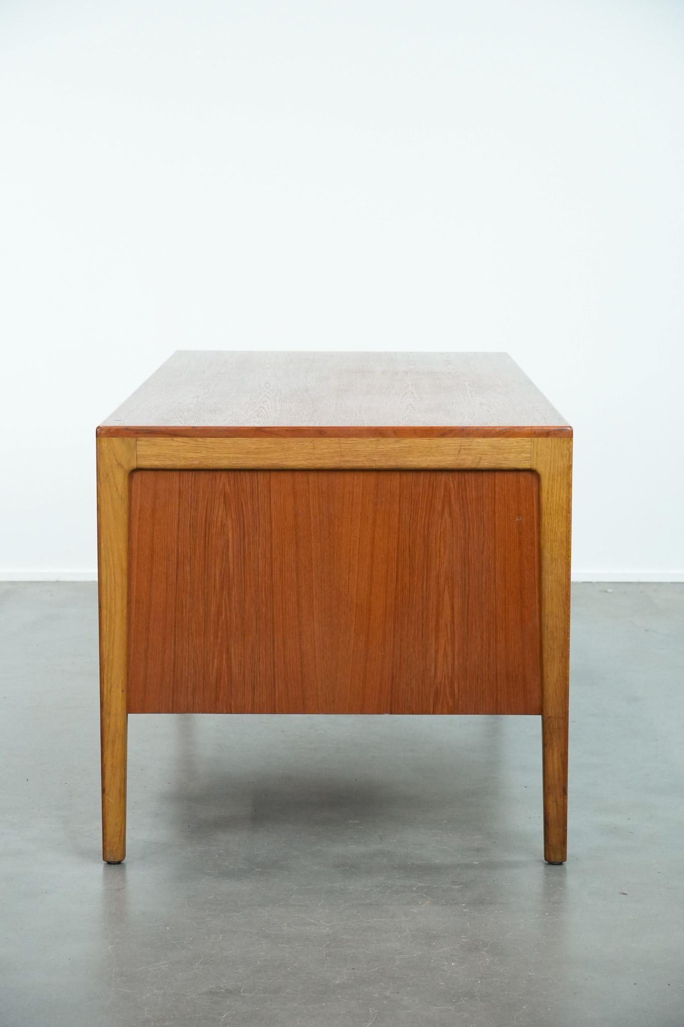 Fatto a mano Scrivania tedesca d'epoca di Hartmut Lohmeyer per Wilkhahn con 6 cassetti in vendita