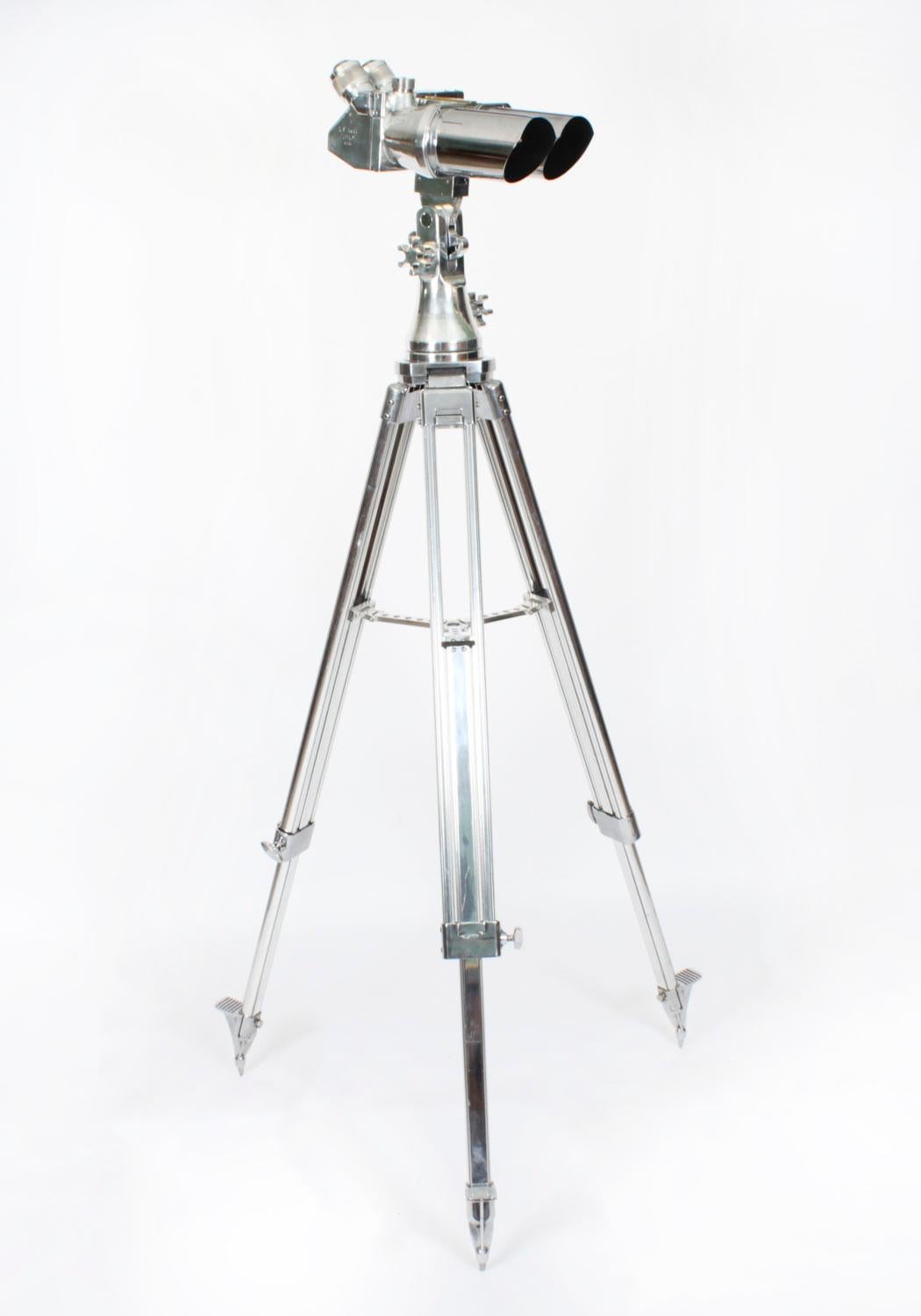 Paire de jumelles allemandes D.F. 10x80 Luftwaffe de la seconde guerre mondiale sur pied avec code de fabrication DKL fabriquées par Joseph Schneider & Co, Kreuznach, Allemagne, circa 1939 en date.

D.F. signifie Doppelfernrohr, c'est-à-dire 