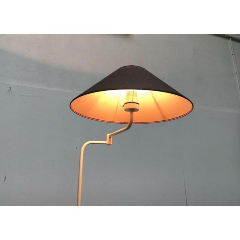 Semplice ed elegante lampada da terra con snodo girevole e schermo luminoso classico di Denz, proveniente dalla Mecca dei produttori di illuminazione tedeschi Neheim.

La lampada è particolarmente filigranata nel linguaggio del design. Il piede è