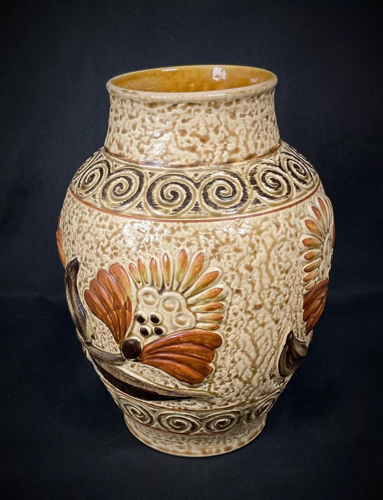 This vintage floral vase by W. Germany is a beautiful and elegant addition to any collection. Measuring 10 inches (25.5 cm) in height and 5.9 inches (15 cm) in diameter, this lovely vase weighs 2.63 lbs (1.191 kg) and showcases intricate floral