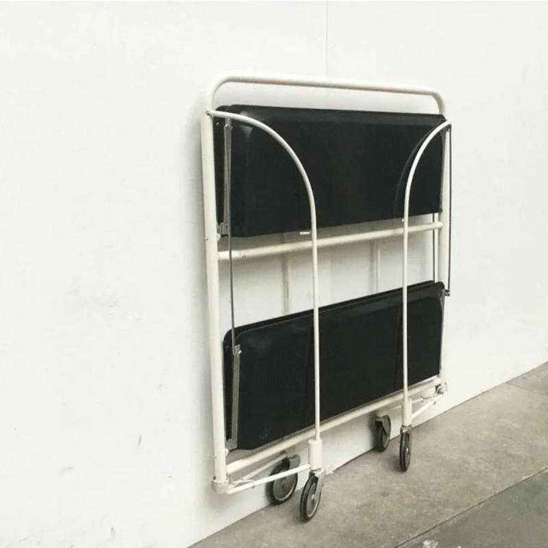 Voiture de service Dinett du milieu du siècle dans une version très rare en noir et blanc.

Un meuble particulièrement fonctionnel. Parfait pour le bar de la maison ou comme table d'appoint. La voiture est pliable et se range très facilement. Cette