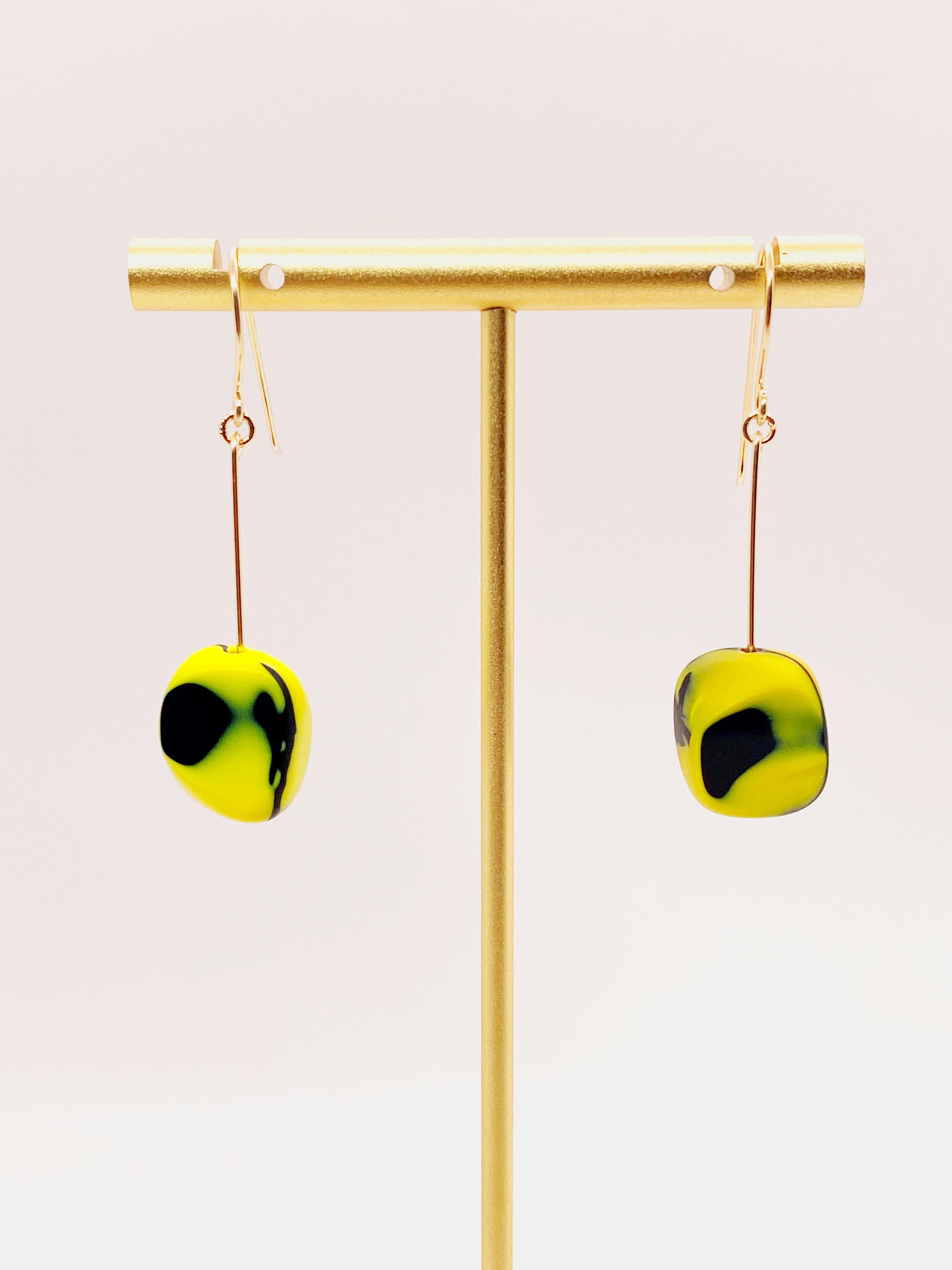Rétro Boucles d'oreilles aquarelles en perles de verre allemandes de couleur jaune en vente