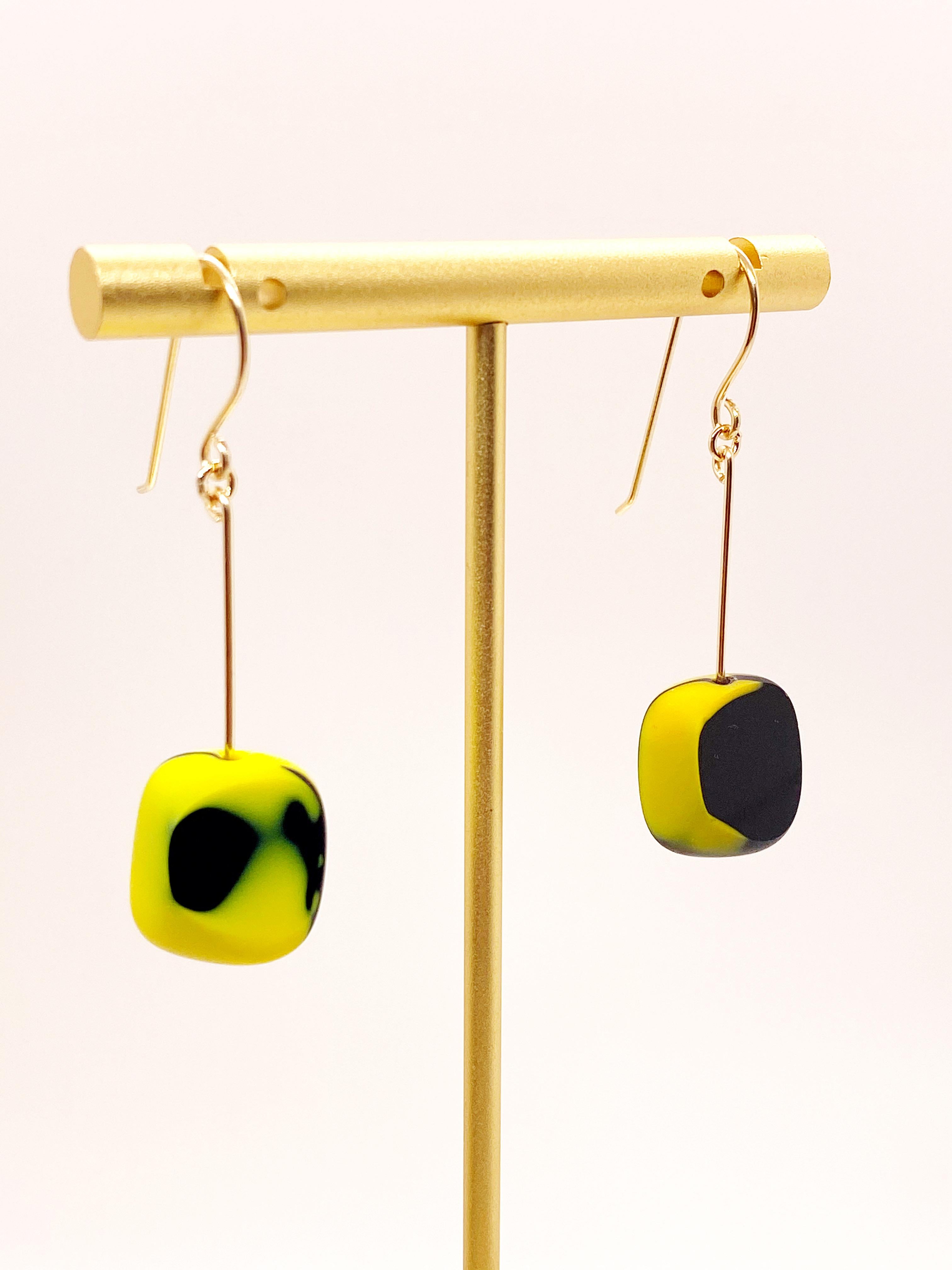 Boucles d'oreilles aquarelles en perles de verre allemandes de couleur jaune Neuf - En vente à Monrovia, CA