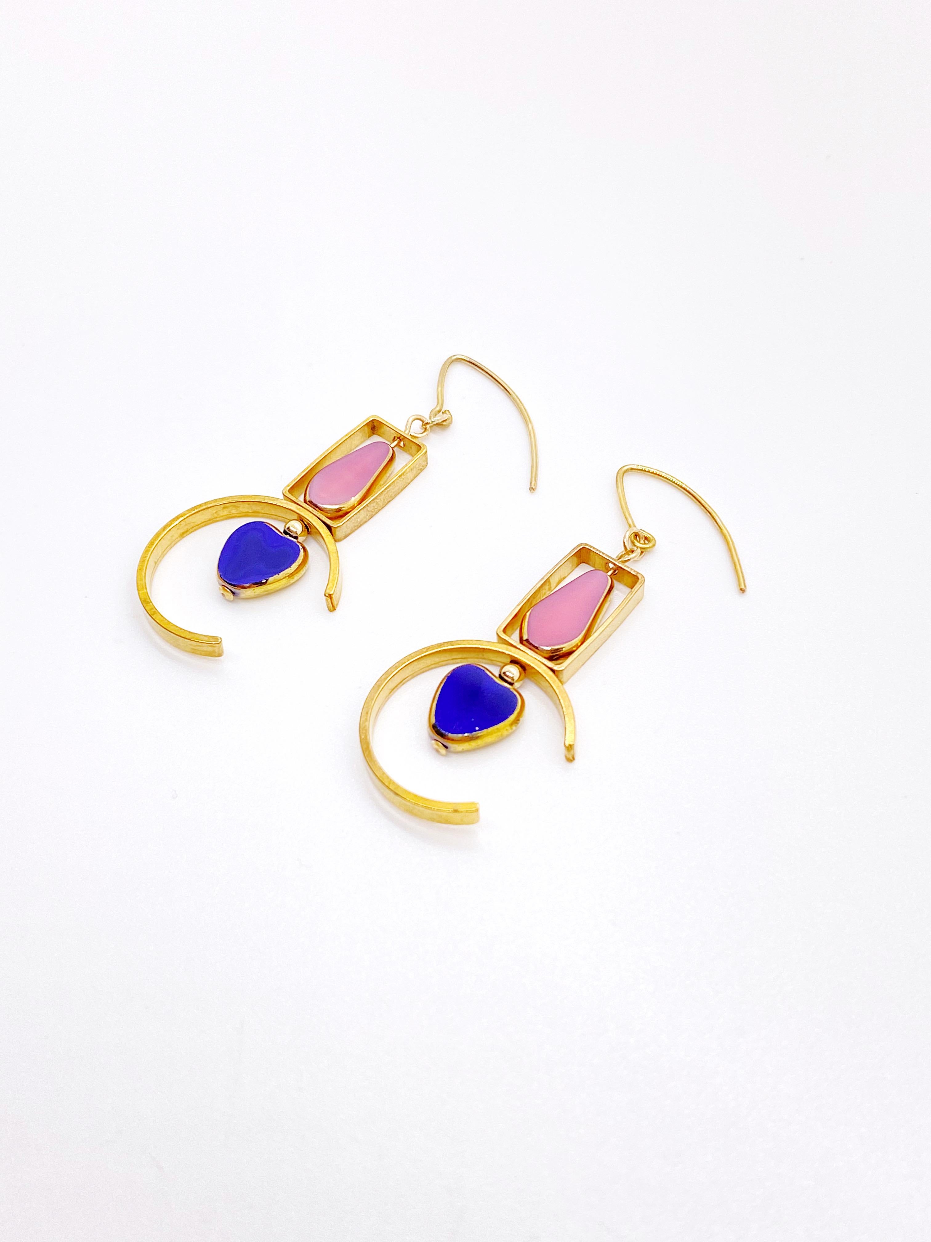 Dies ist für einen Satz Ohrringe. Die Ohrringe bestehen aus blauen herzförmigen und rosa länglichen fünfeckigen Perlen. Es handelt sich um neue alte deutsche Glasperlen, die mit 24-karätigem Gold umrahmt sind. Die Perlen wurden in den 1920er bis