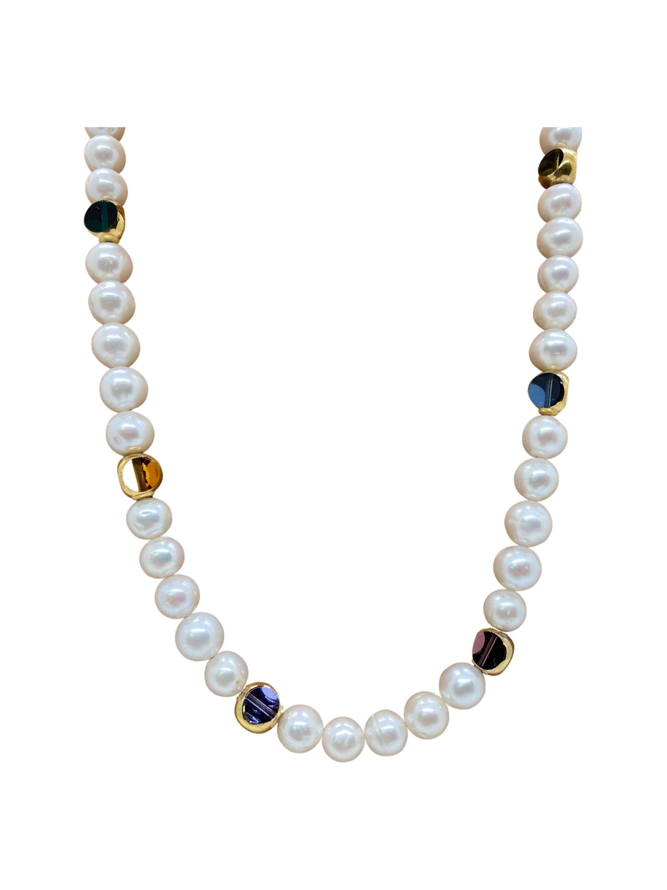 Inspiré par le Glam des années 1920. Ce collier est composé de perles de verre vintage allemandes bordées d'or 24K, datant des années 1920-1960. Il est composé de perles d'eau douce, d'une chaîne en or 24 carats et d'un fermoir à mousqueton en or 14
