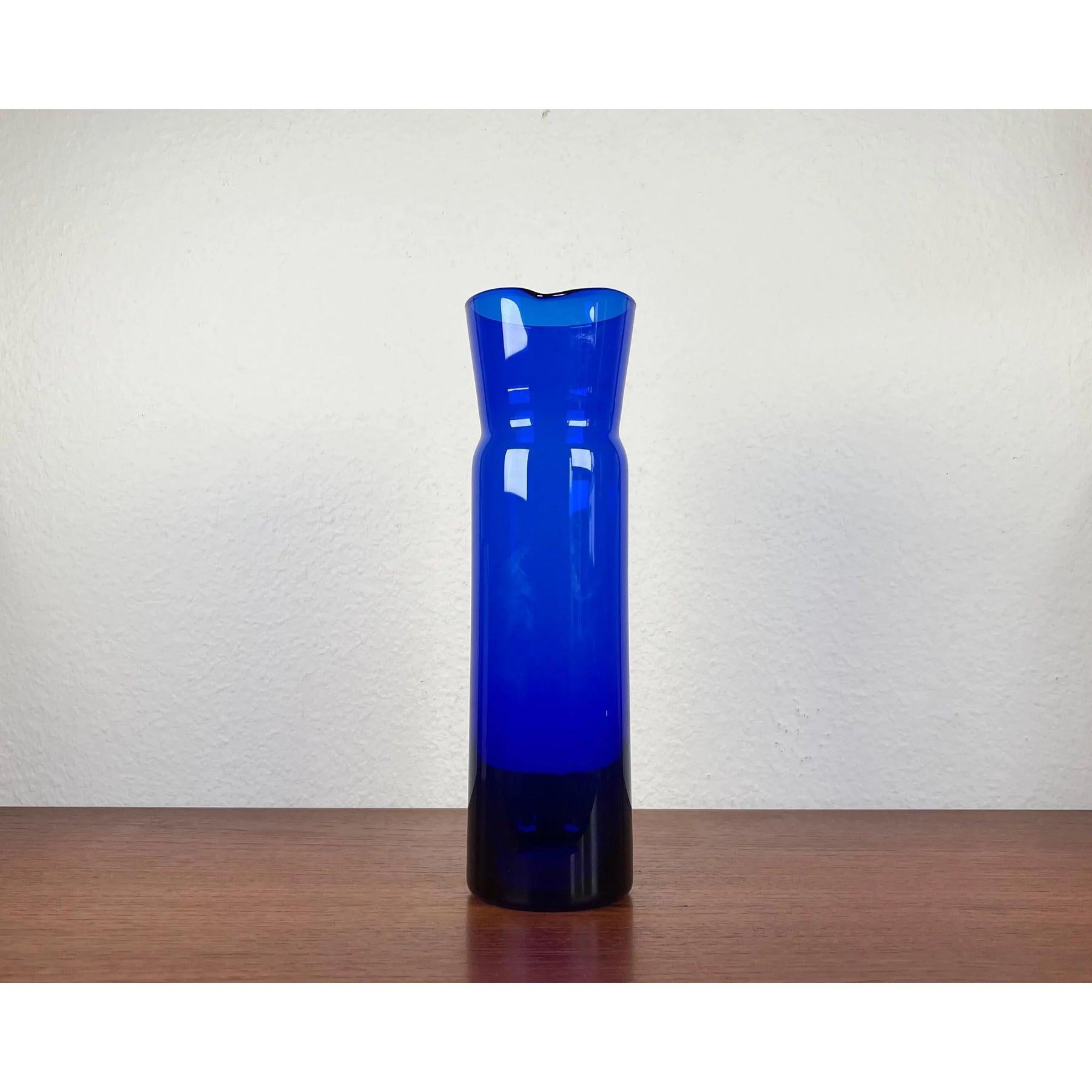 Vintage German Glass Carafe from Spiegelau, en très bon état. Conçu de 1980 à 1989 Cette pièce porte une marque d'attributionElle est tout à fait authentique 

Informations complémentaires :
Matériaux : Verre
Couleur : Bleu
Pays d'origine :