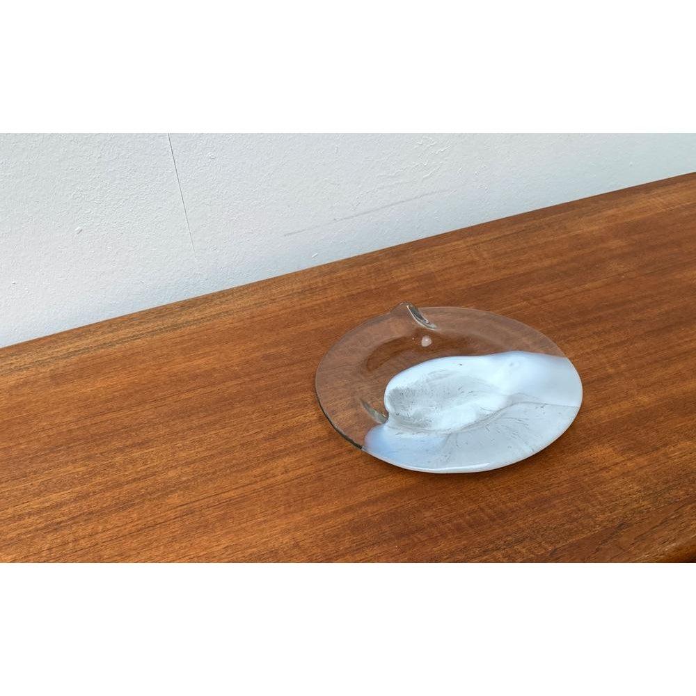 Vintage German Glass Richartz Art Collection Plate Bowl von Hans Jürgen Richartz für Mathildenhütte, Solingen, in sehr gutem Zustand. Entworfen 1970 bis 1979 Dieses Stück hat eine Zuordnungsmarke.

Zusätzliche Informationen:
MATERIALIEN: