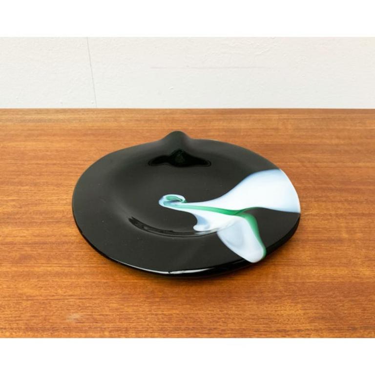 Vintage German Glass Richartz Art Collection Plate Bowl von Hans Jürgen Richartz für Mathildenhütte, Solingen, in sehr gutem Zustand. Entworfen 1970 bis 1979 Dieses Stück hat eine Zuordnungsmarke.

Zusätzliche Informationen:
MATERIALIEN: Glas
Farbe: