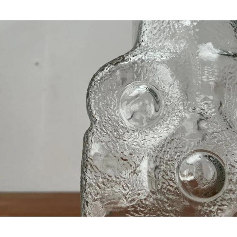 Vintage German Glass Vase Model on the Rocks by Lars Hellsten for Walther Glas, 1970s, in Very Good conditions. Conçus entre 1970 et 1979, ils doivent être accompagnés d'une preuve officielle d'authenticité, telle que des catalogues d'époque, des
