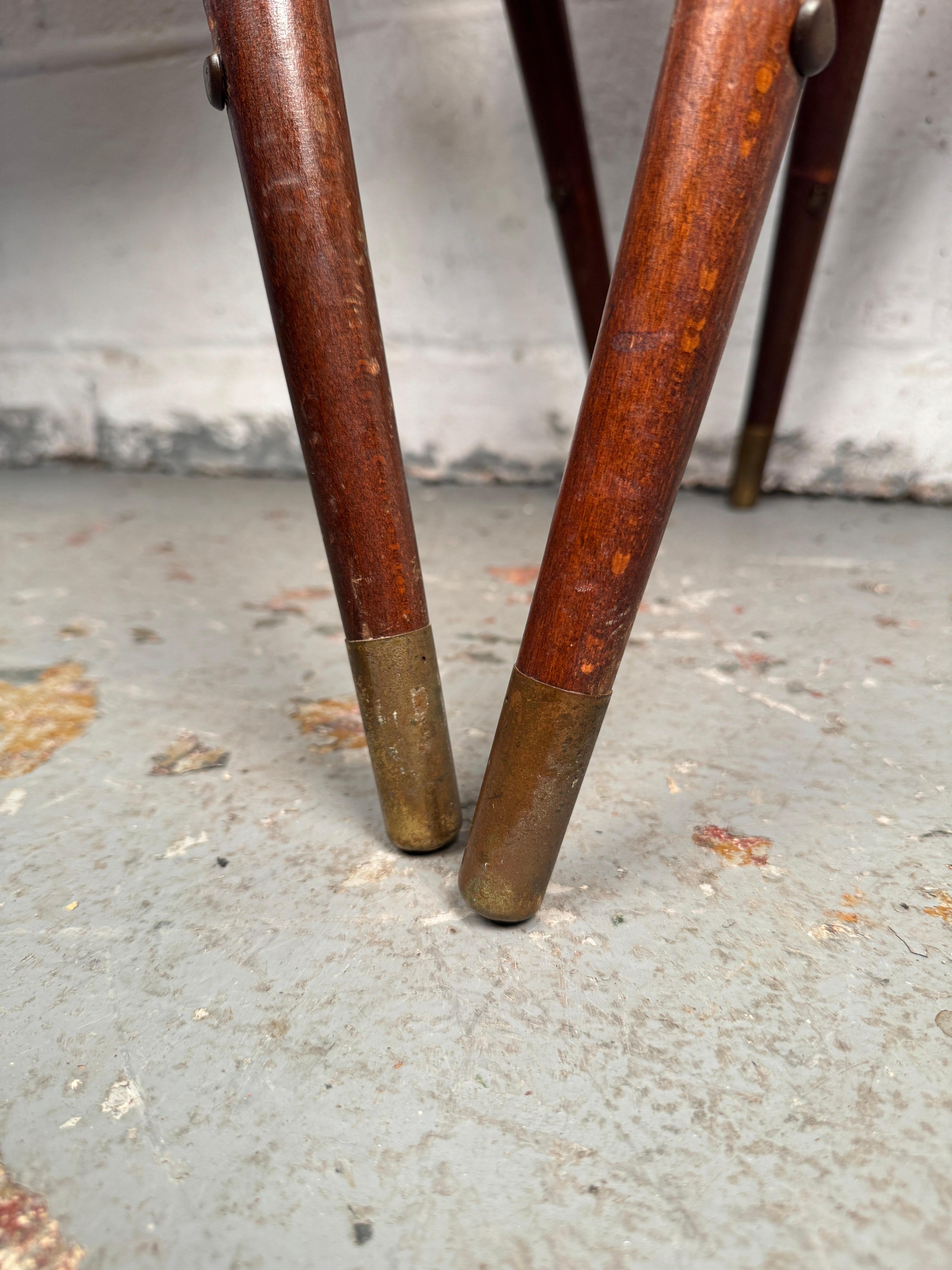 Tables d'appoint vintage allemandes peintes et sculptées à la main en vente 9