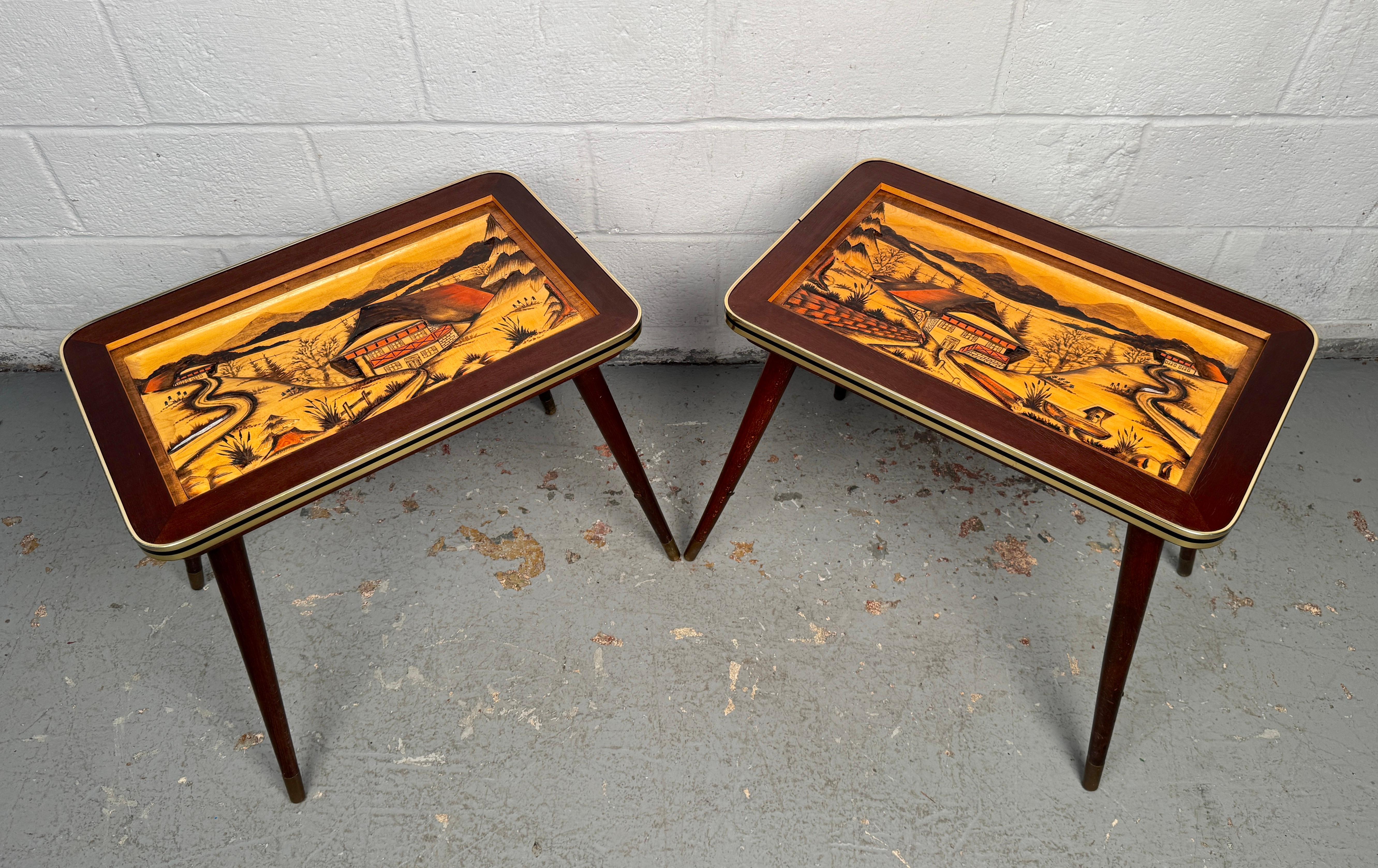 Paire de tables d'appoint allemandes du milieu du siècle, sculptées à la main. Les cadres modernes et épurés concilient l'élégance et l'art, ce qui les rend à la fois fonctionnels et décoratifs. Un ensemble rare qui apporte une touche d'influence