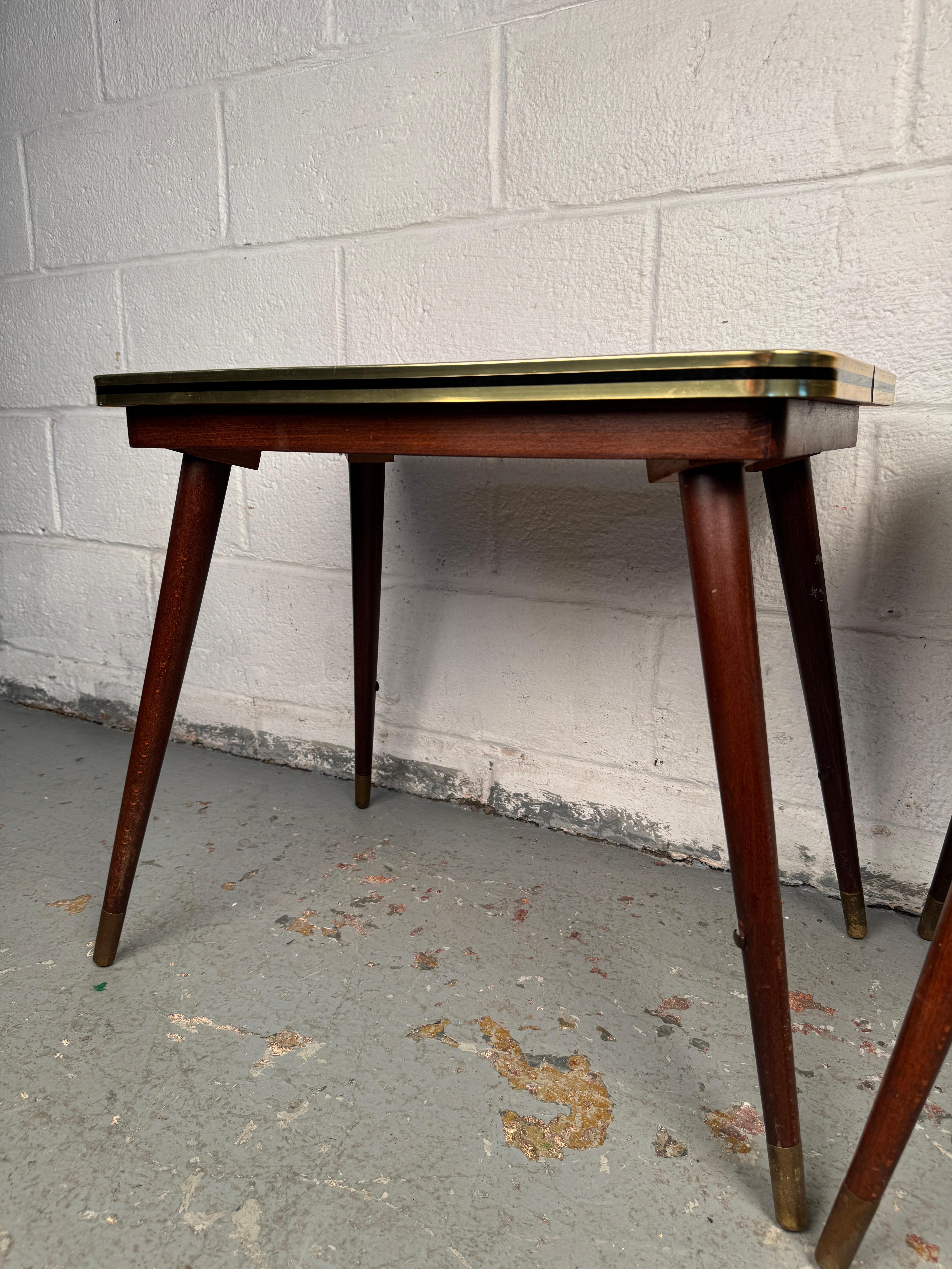 Tables d'appoint vintage allemandes peintes et sculptées à la main en vente 3