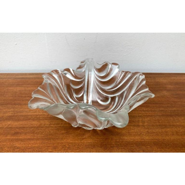 Ciotola in vetro tedesco pesante e floreale di Walther Glass, anni '70, in ottime condizioni. I prodotti progettati dal 1970 al 1979 hanno una prova ufficiale di autenticità, come cataloghi d'epoca, registrazioni di designer o altre fonti
