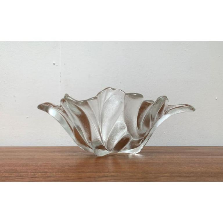 Vetro Ciotola in vetro tedesco pesante e floreale di Walther Glass, anni '70 in vendita
