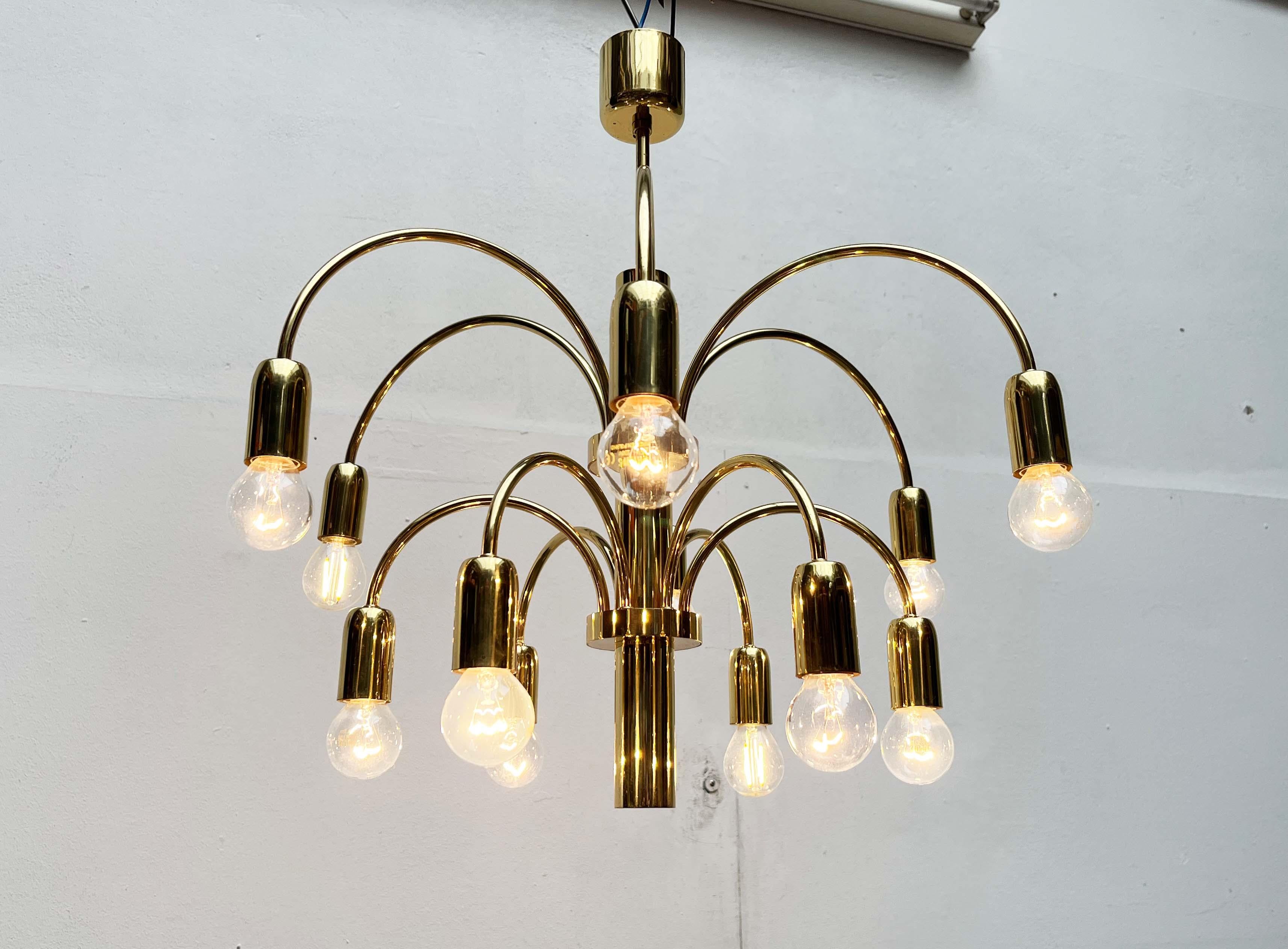 Impressionante lampadario di Star Leuchten degli anni '70.

Dodici bracci sono disposti su due piani radiali attorno a un nucleo centrale. Le braccia descrivono un ampio piano verso il basso. All'estremità di ogni braccio c'è una presa E14, coperta
