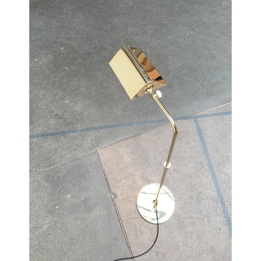 Elegante lampada da terra del designer di apparecchi d'illuminazione Florian Schulz.

Il design convince per la sua semplice eleganza e l'alta qualità dei materiali.
Il riflettore, dalla forma sorprendente, si trova all'estremità di un braccio