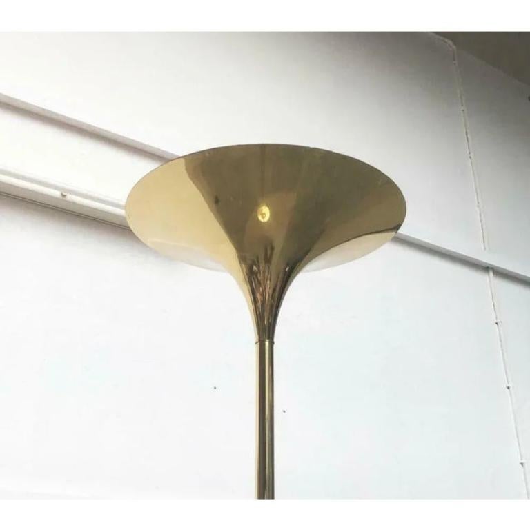 Elegante lámpara de pie con un llamativo cabezal luminoso del fabricante alemán Doria Leuchten.

Los radios de la cabeza de la luminaria, finamente ejecutados y con forma de trompeta. Ésta se funde en una larga barra que termina en un pie de plato