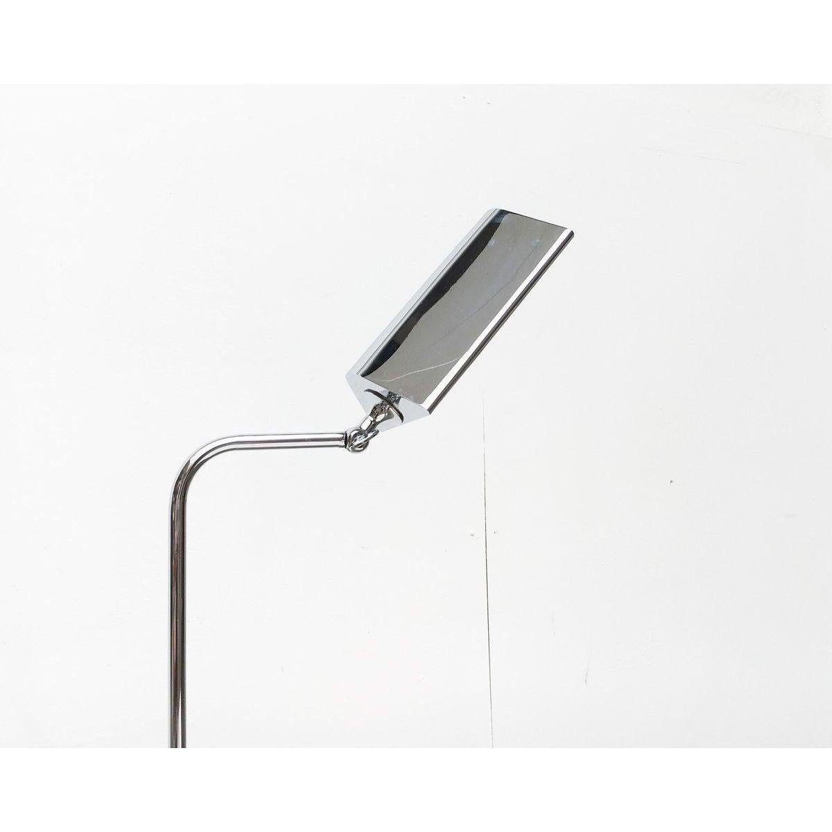 Elegante lámpara de pie del diseñador de lámparas Florian Schulz.

El diseño convence por su sencilla elegancia y su materialidad de alta calidad. El reflector, de forma llamativa, se asienta en el extremo de un brazo acodado. El cabezal del