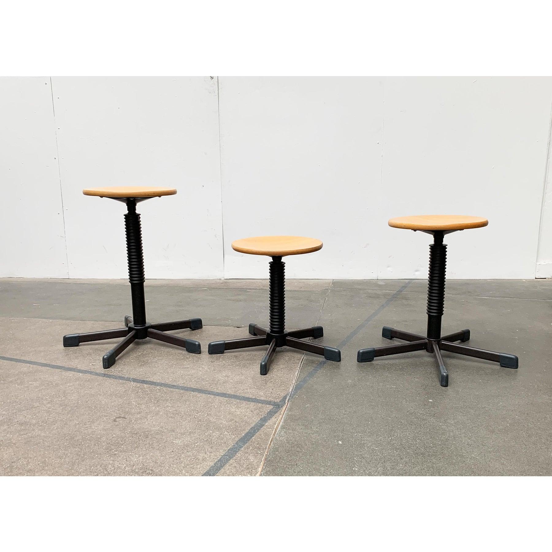 Höhenverstellbare Werkstatthocker, funktionelle Industriehocker mit Sternfuß. Die Hocker können durch manuelles Drehen in der Höhe verstellt werden ... Read more Höhenverstellbare Werkstatthocker.Funktionelle Industriehocker mit Sternfuß. Die Hocker