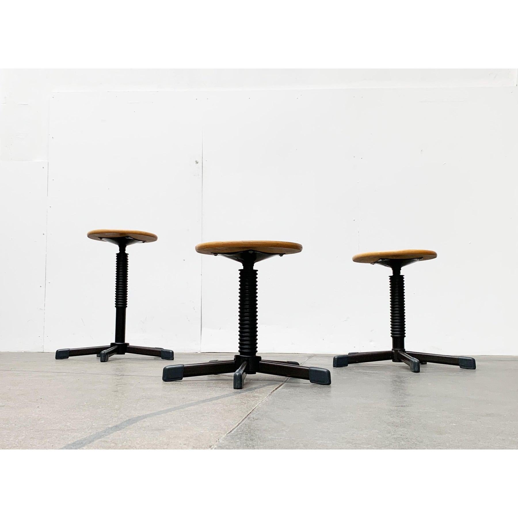 Vintage Deutsche Industrie Werkstatt oder Büro Hocker, Satz von 3 (Metall) im Angebot