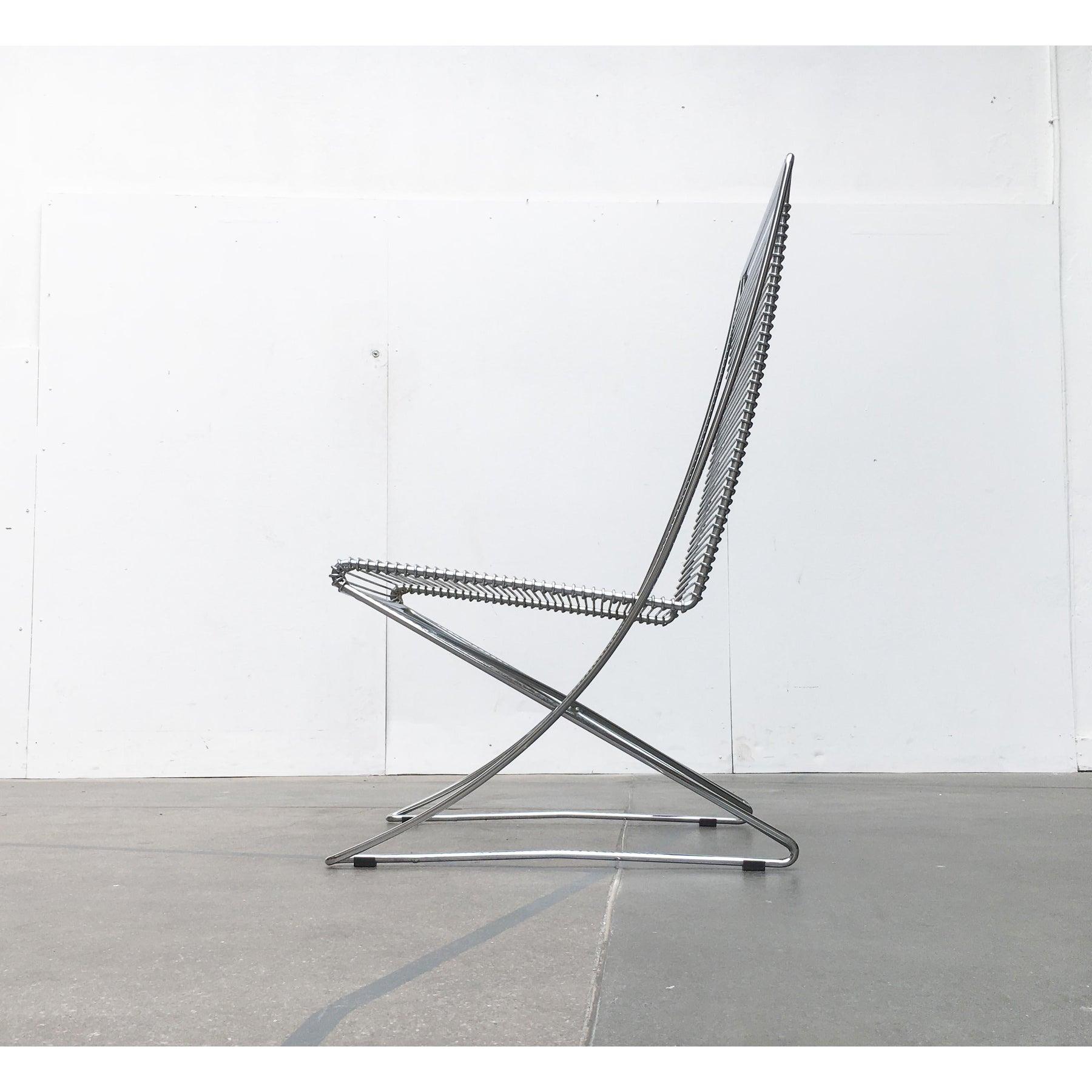 Till Behrens Kreuzschwinger in the version as an armchair. This version is wider and flatter than the normal Kreuzschwinger chair. Elegant design classic by Prof. Kreuzschwinger are a further development of the cantilever chair. The chair is made