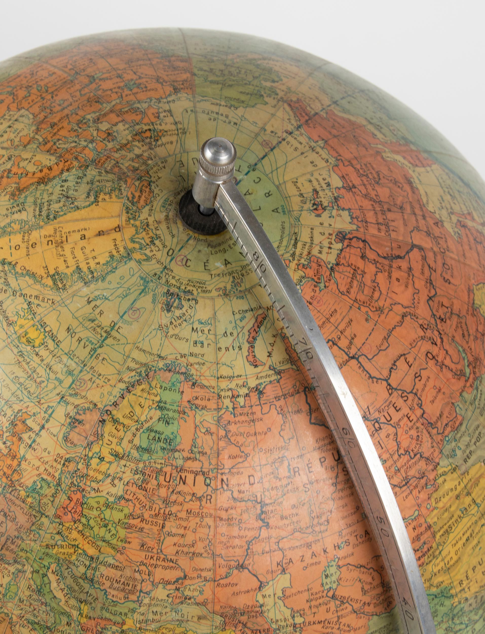 Joli globe vintage, publié dans les années 1960 par le professeur docteur Arthur Kraus. Le globe a une base en bois, chêne. La sphère elle-même est faite de carton recouvert de papier.
Le rapporteur est en métal chromé.
Objet décoratif.