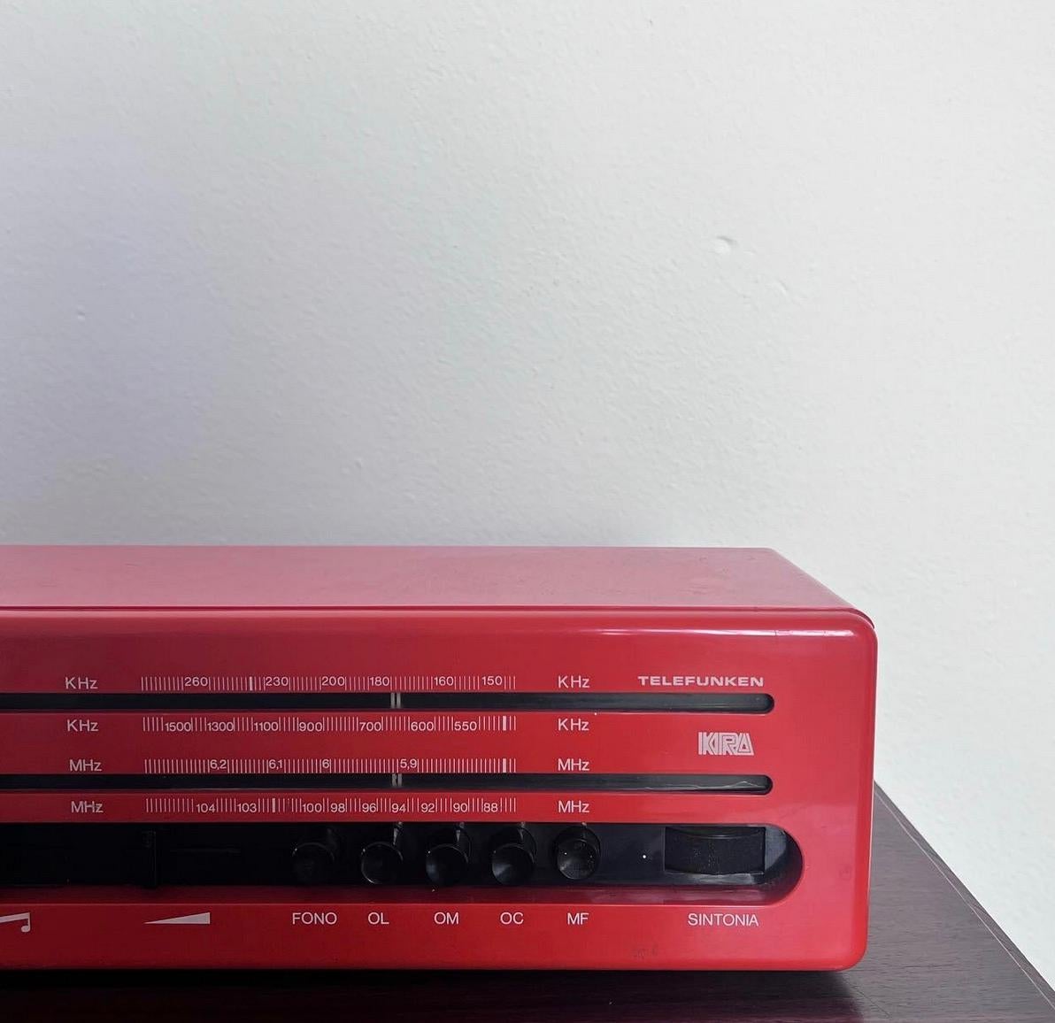 Ère spatiale Telefunken KRA radio vintage en bakélite rouge de fabrication allemande, design pop de l'ère spatiale en vente