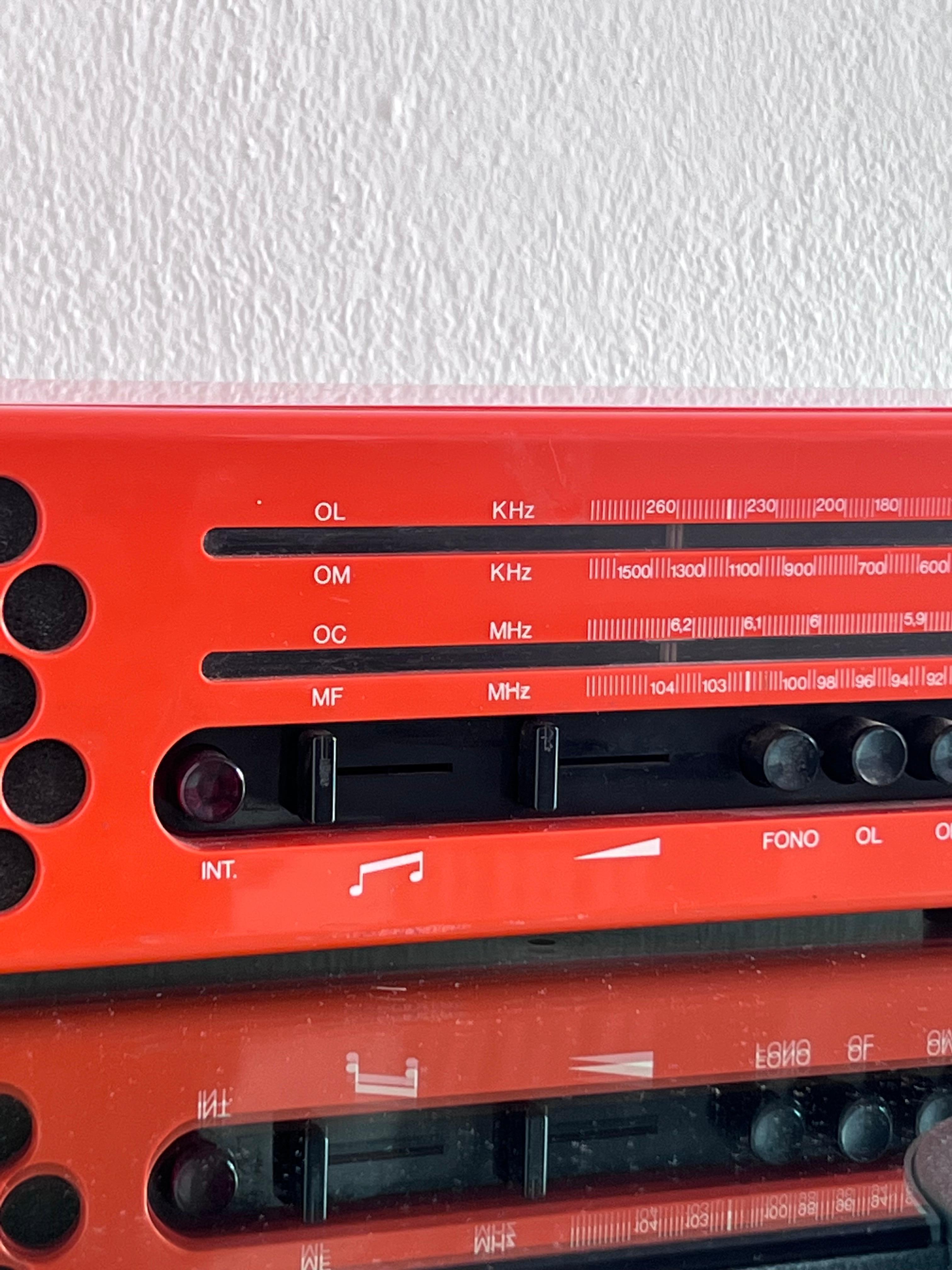Plastique Telefunken KRA radio vintage en bakélite rouge de fabrication allemande, design pop de l'ère spatiale en vente