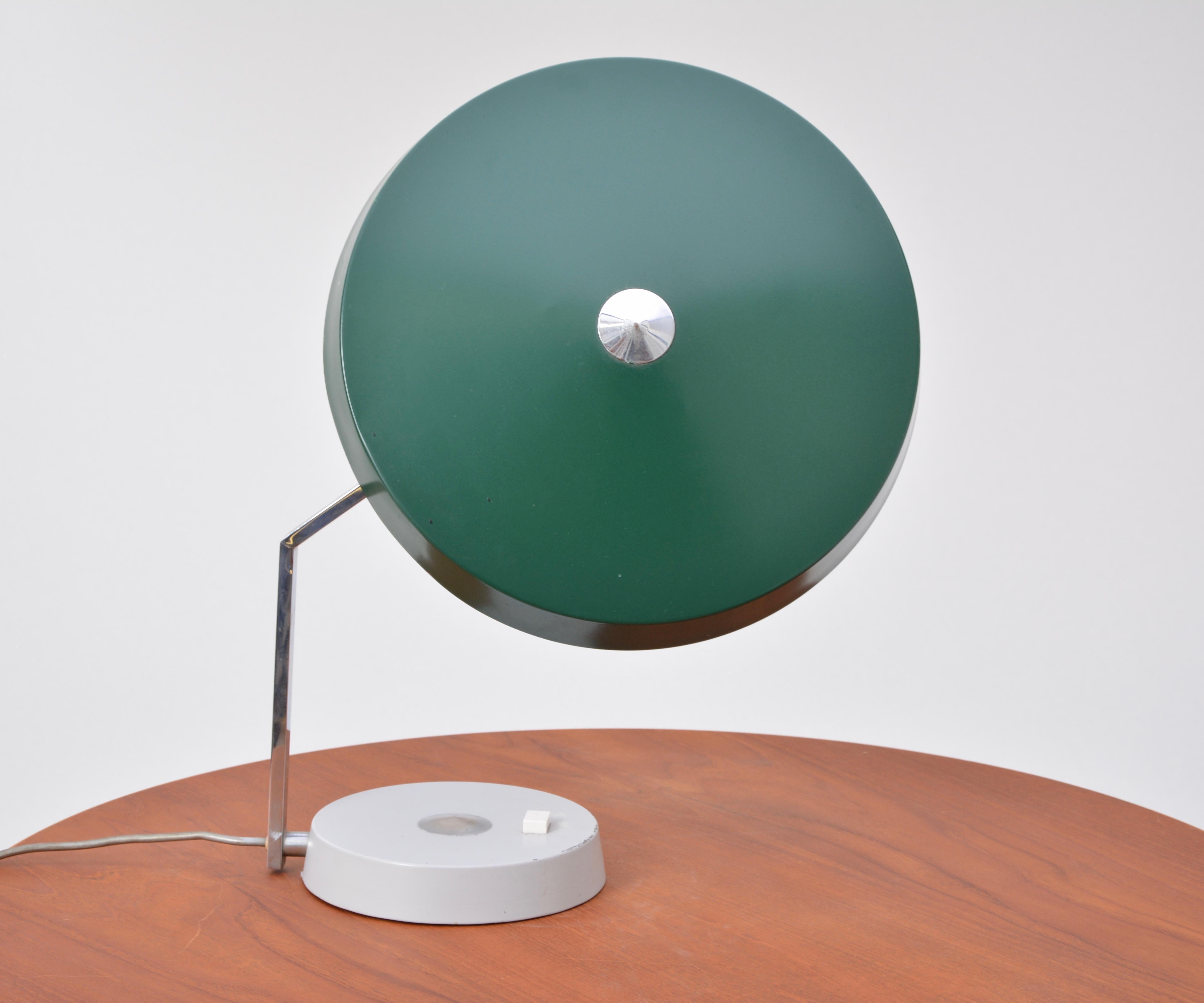 Allemand Vintage Green German Mid-Century Modern lampe de bureau en métal avec abat-jour flexible en vente