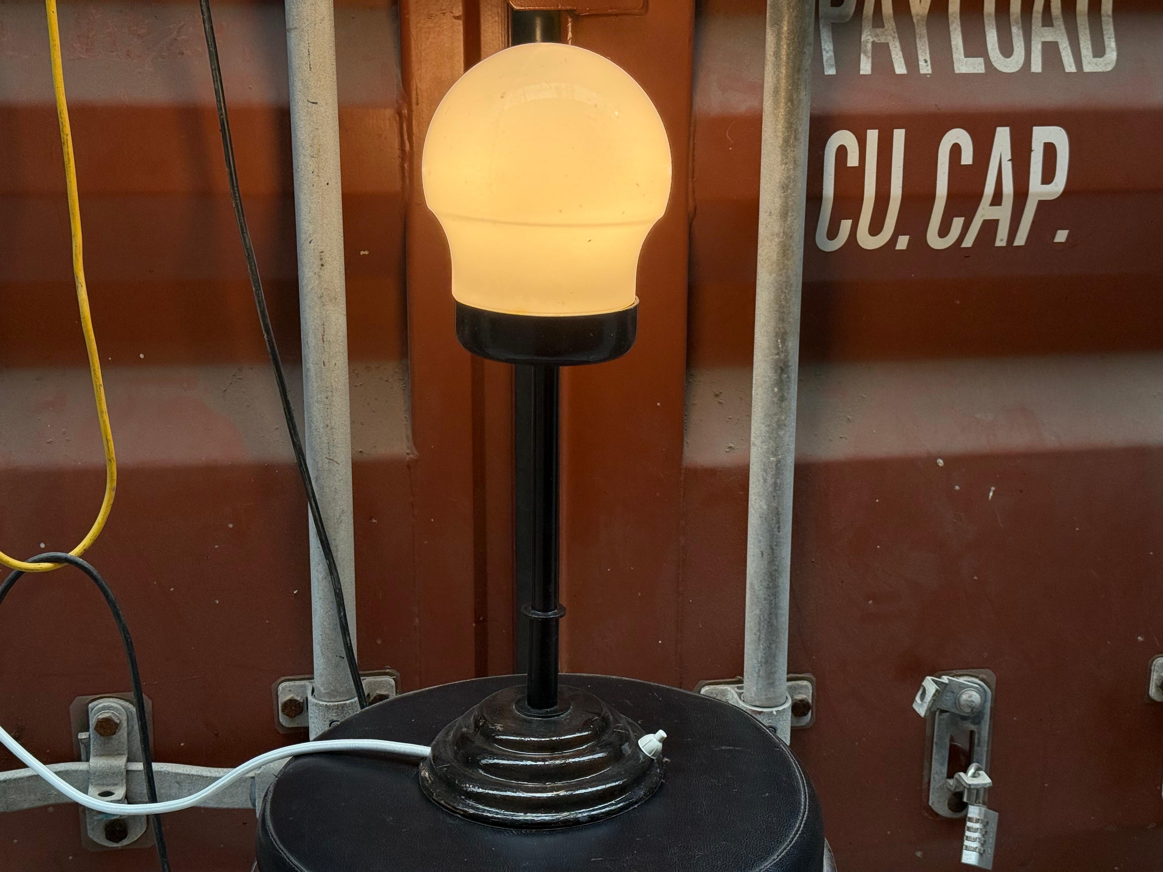 Lámpara alemana vintage de metal de los años 50 en venta 3