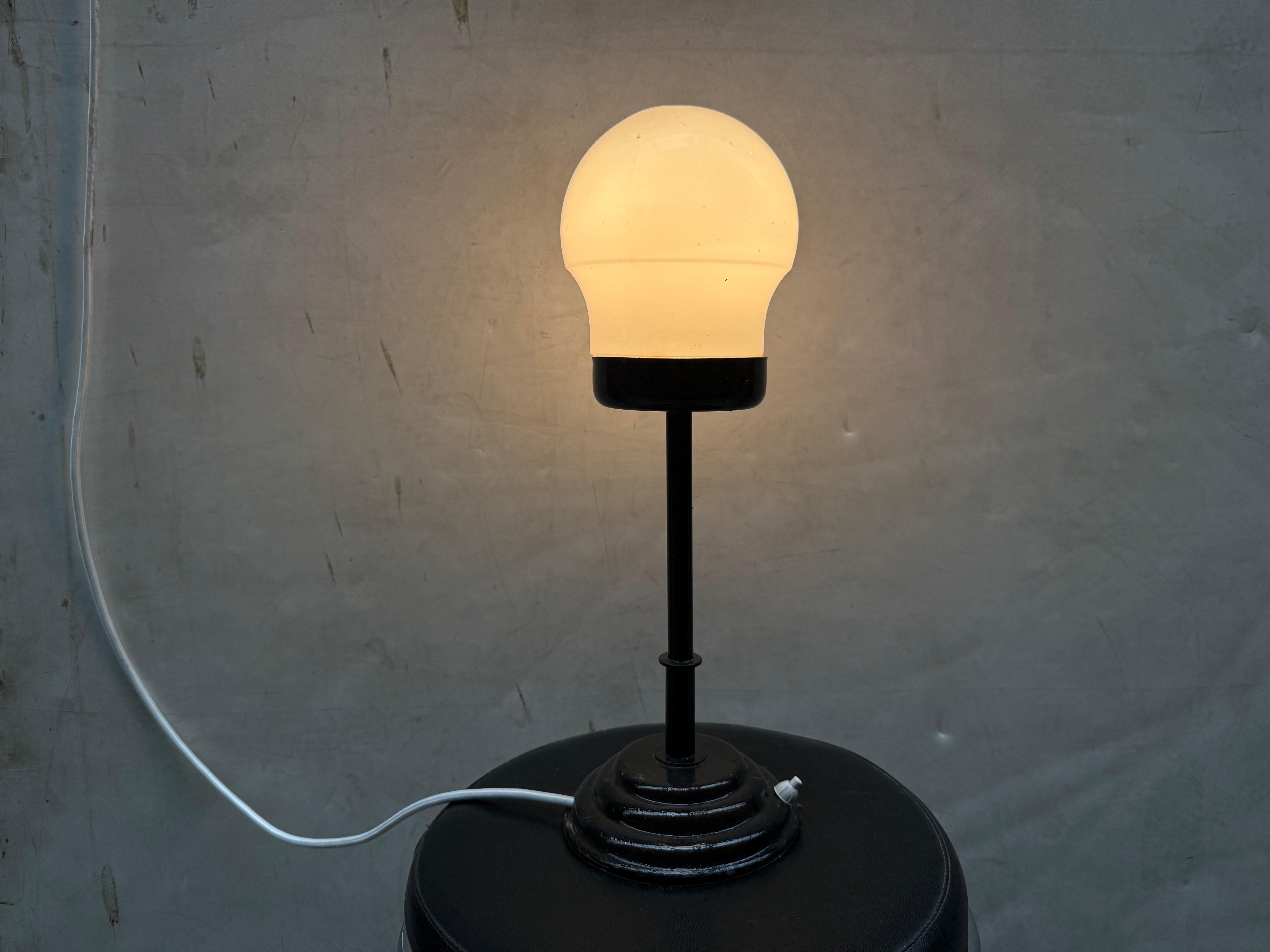 Lámpara alemana vintage de metal de los años 50 en venta 5