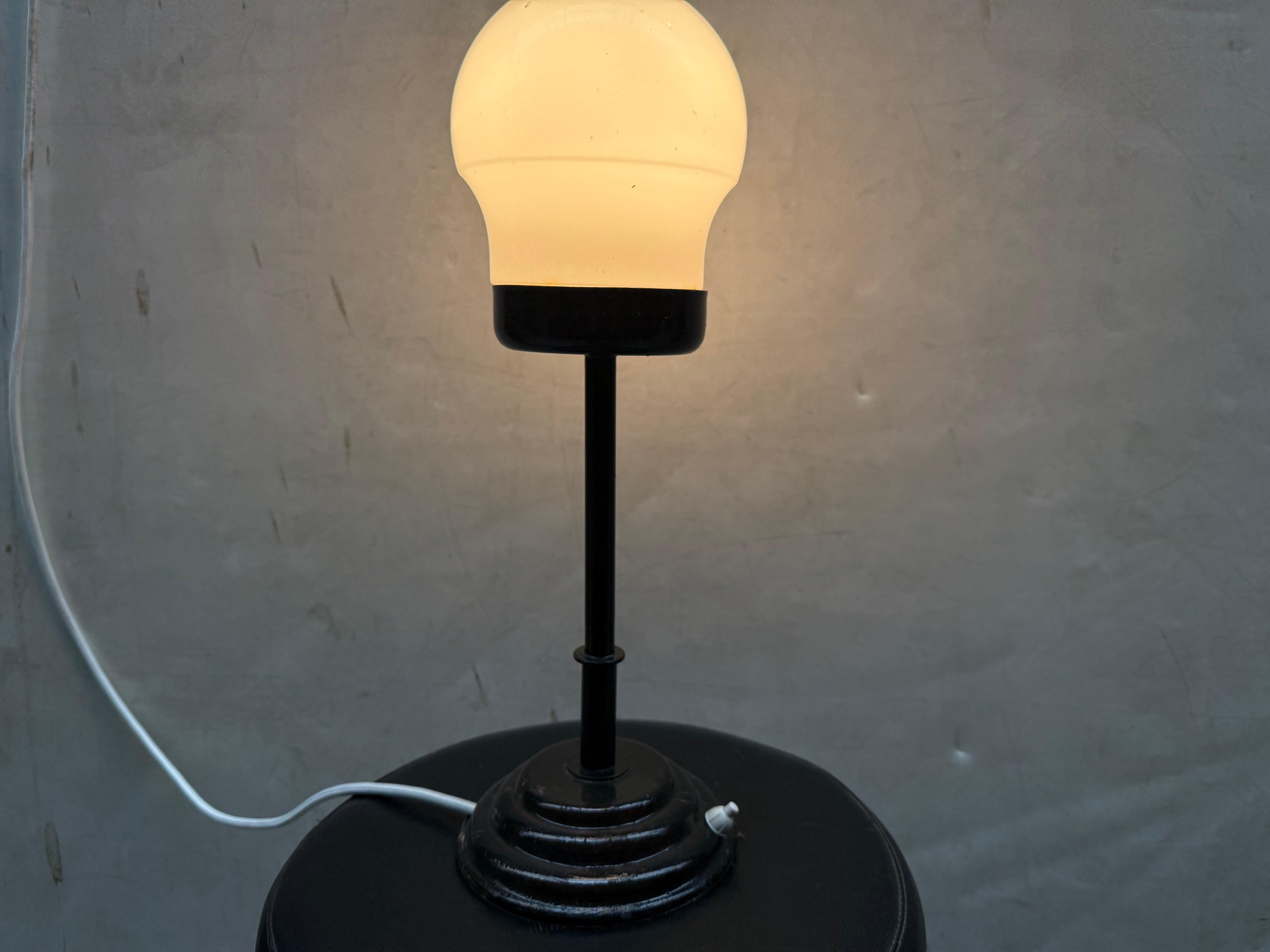 Básica Antigua lámpara de mesa alemana de mediados de siglo con ambiente encantador, cable nuevo de 1950 o más antiguo